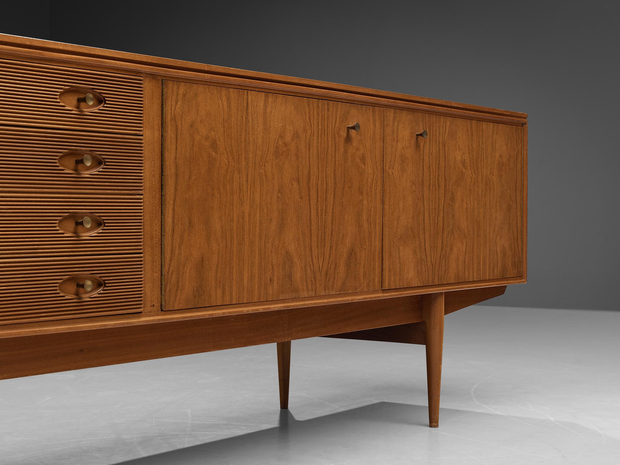 Robert Heritage for Archie Shine ‘Hamilton’ Sideboard in Walnut and Brass In Good Condition In Waalwijk, NL