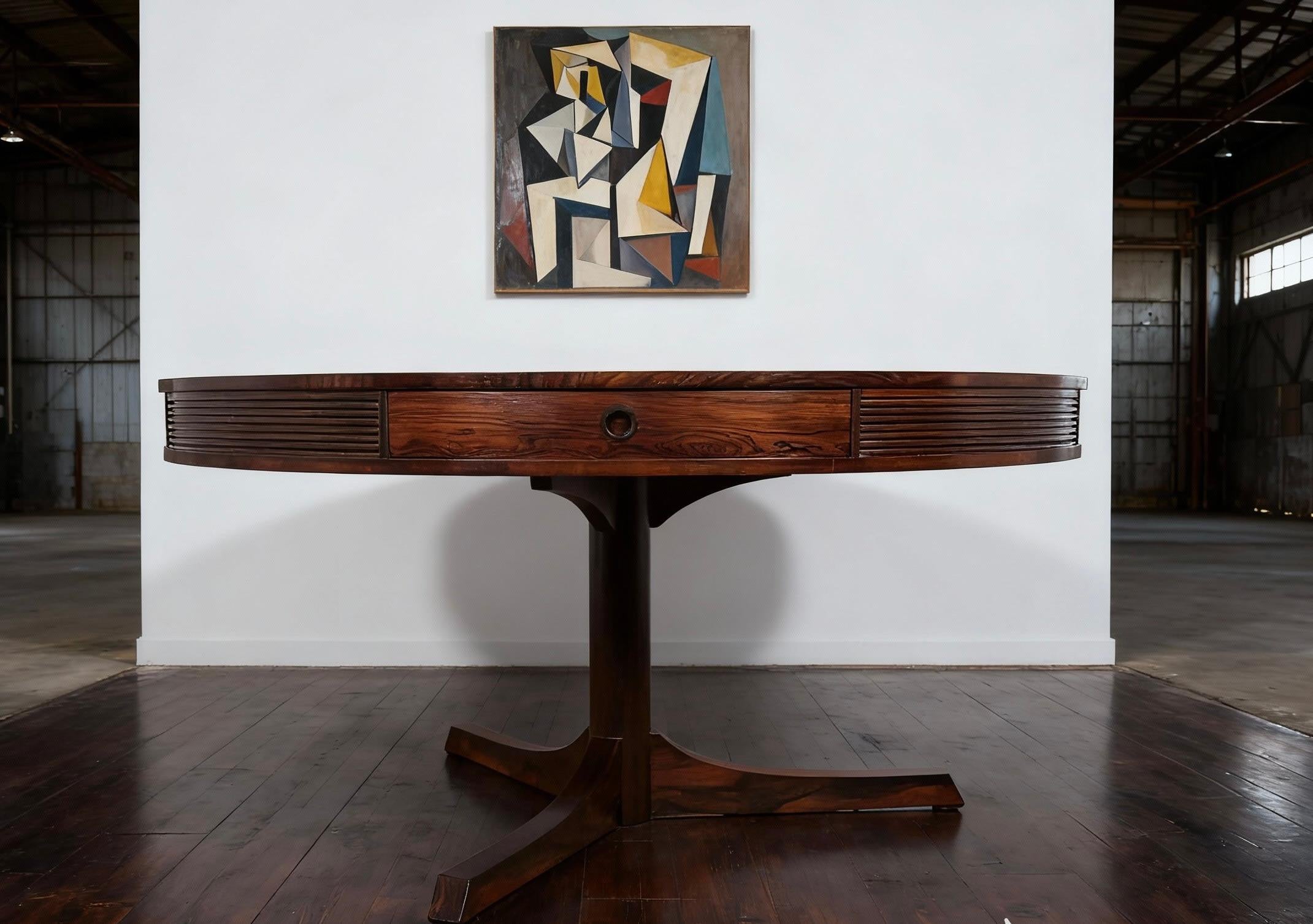 La table de salle à manger a été conçue en 1957 par Robert Heritage et fabriquée par Archie Shine à la fin des années 1950. La table faisait partie de la gamme de meubles de luxe Bridgeford, vendue dans les magasins Heal's pendant cette période. Le