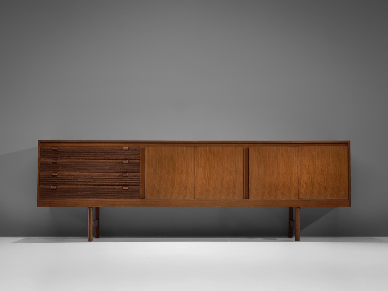 Robert Heritage for archie shine, sideboard, walnut, England, 1960s

This sideboard is equipped with a drawer section with 4 drawers and a large storage unit. The drawers are detailed with ridged fronts and wooden handles based on straight legs.