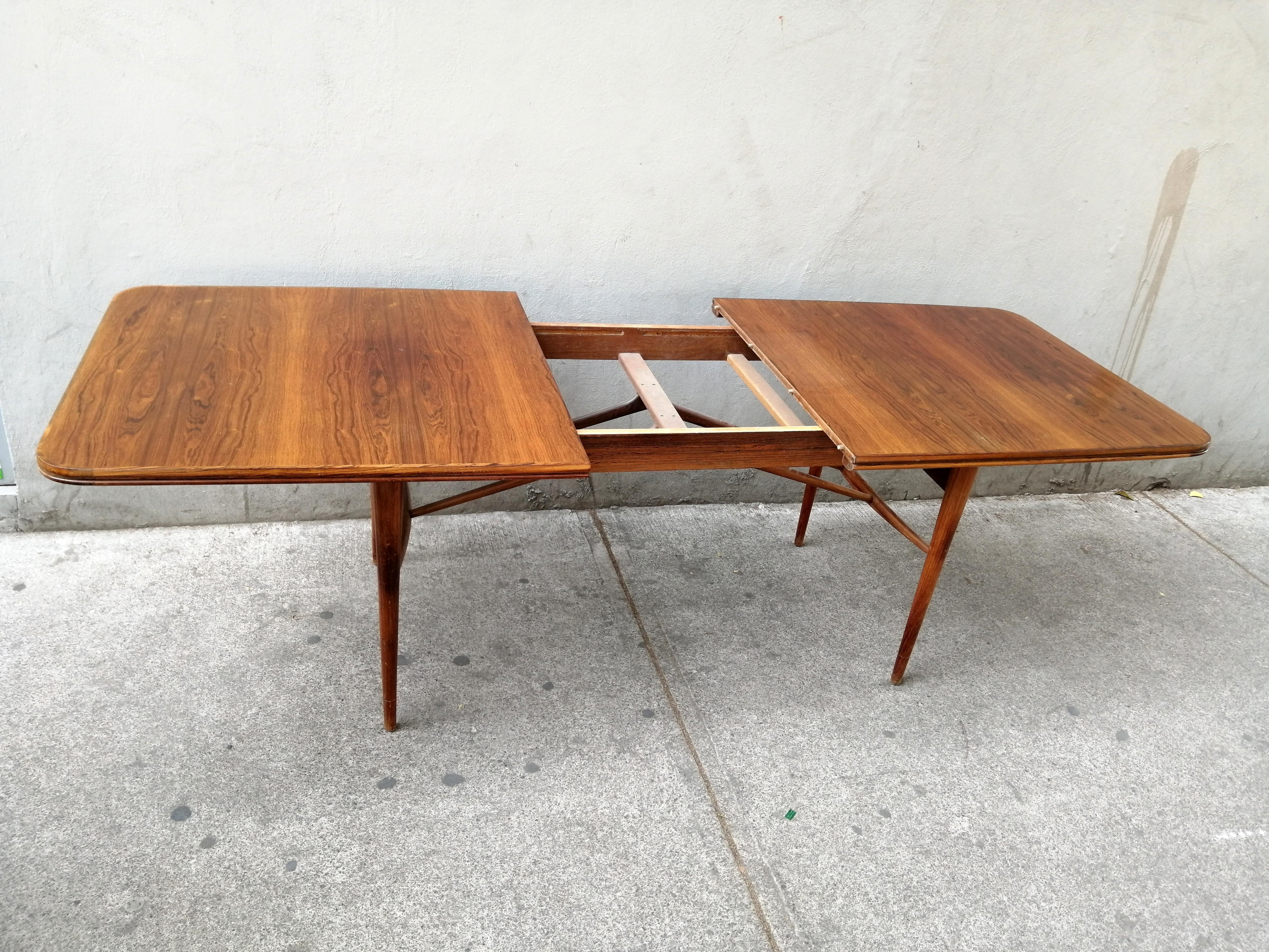 Robert Heritage for Archie Shine Teak and Rosewood Dining Table with Extensions In Fair Condition For Sale In Mexico City, MX