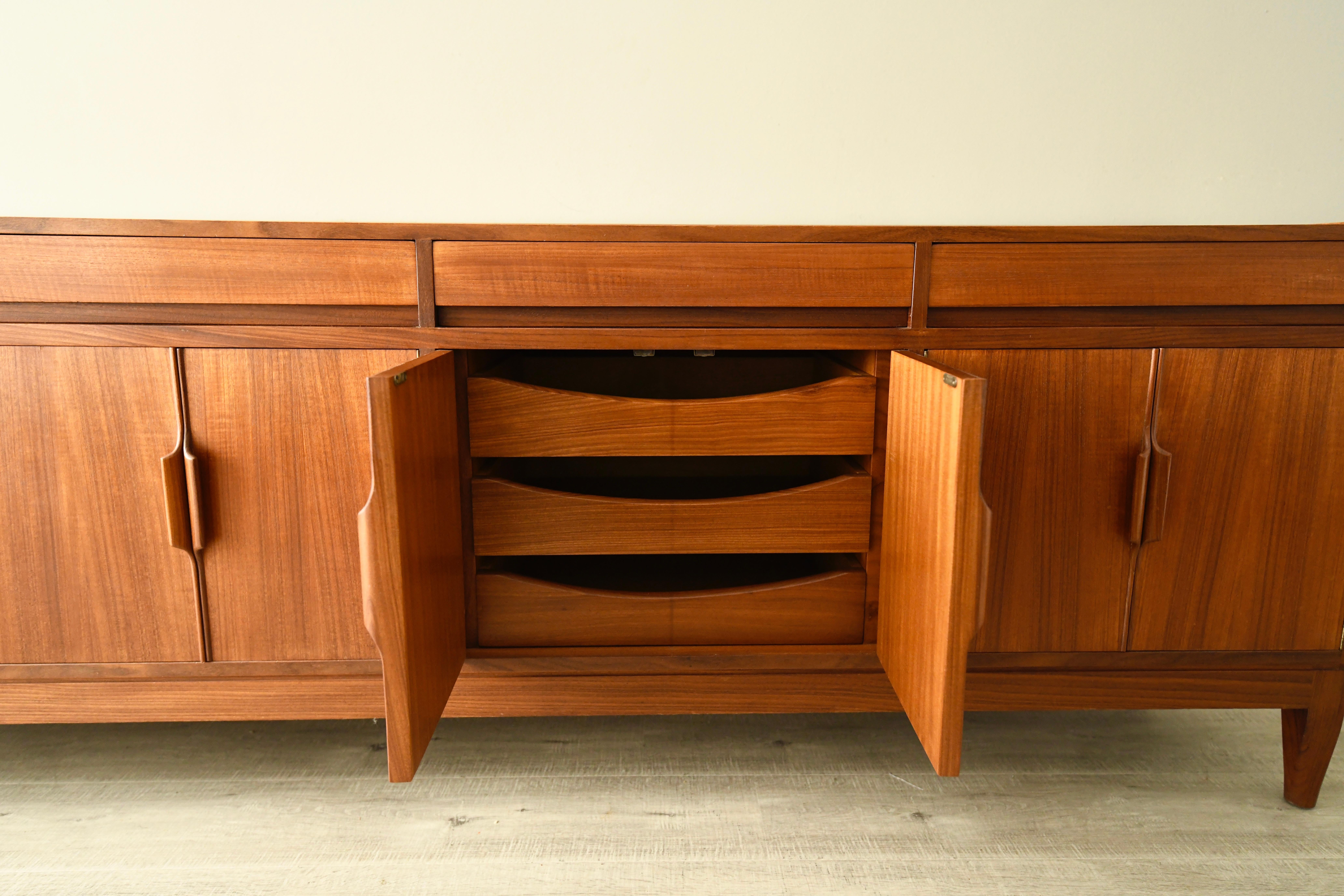 Description

Teak sideboard boasts a Classic midcentury design by Robert Heritage for Archie Shine. Manufactured in the UK around 1960, this piece is still in excellent condition and eager to smarten up a hallway, entrance way or main living