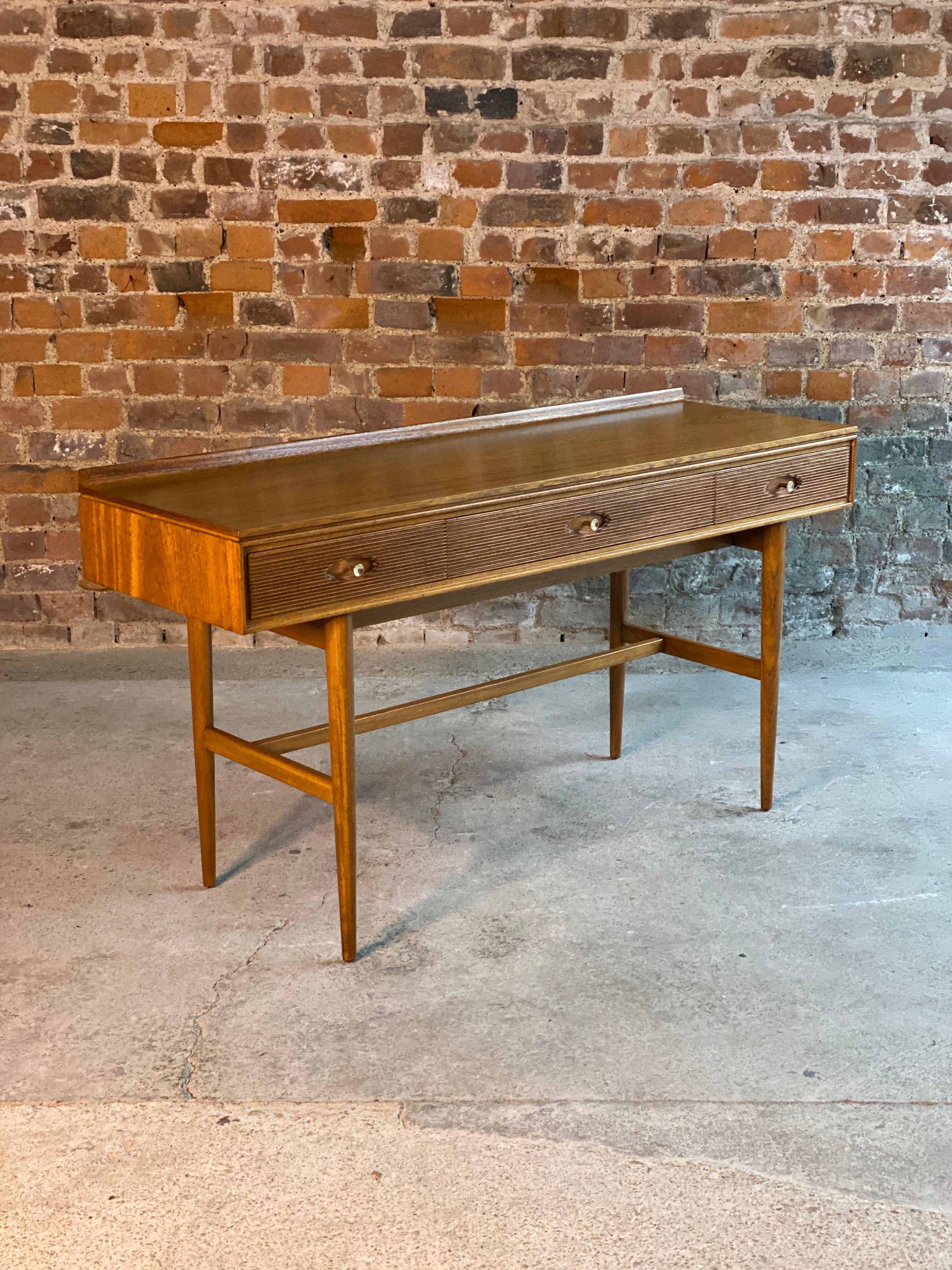 Robert heritage Hamilton teak console table by Archie Shine, circa 1960s

Midcentury deign Robert heritage teak Hamilton console table produced by Archie Shine and retailed through Harrod’s circa 1960s, the rectangular top over three fluted front