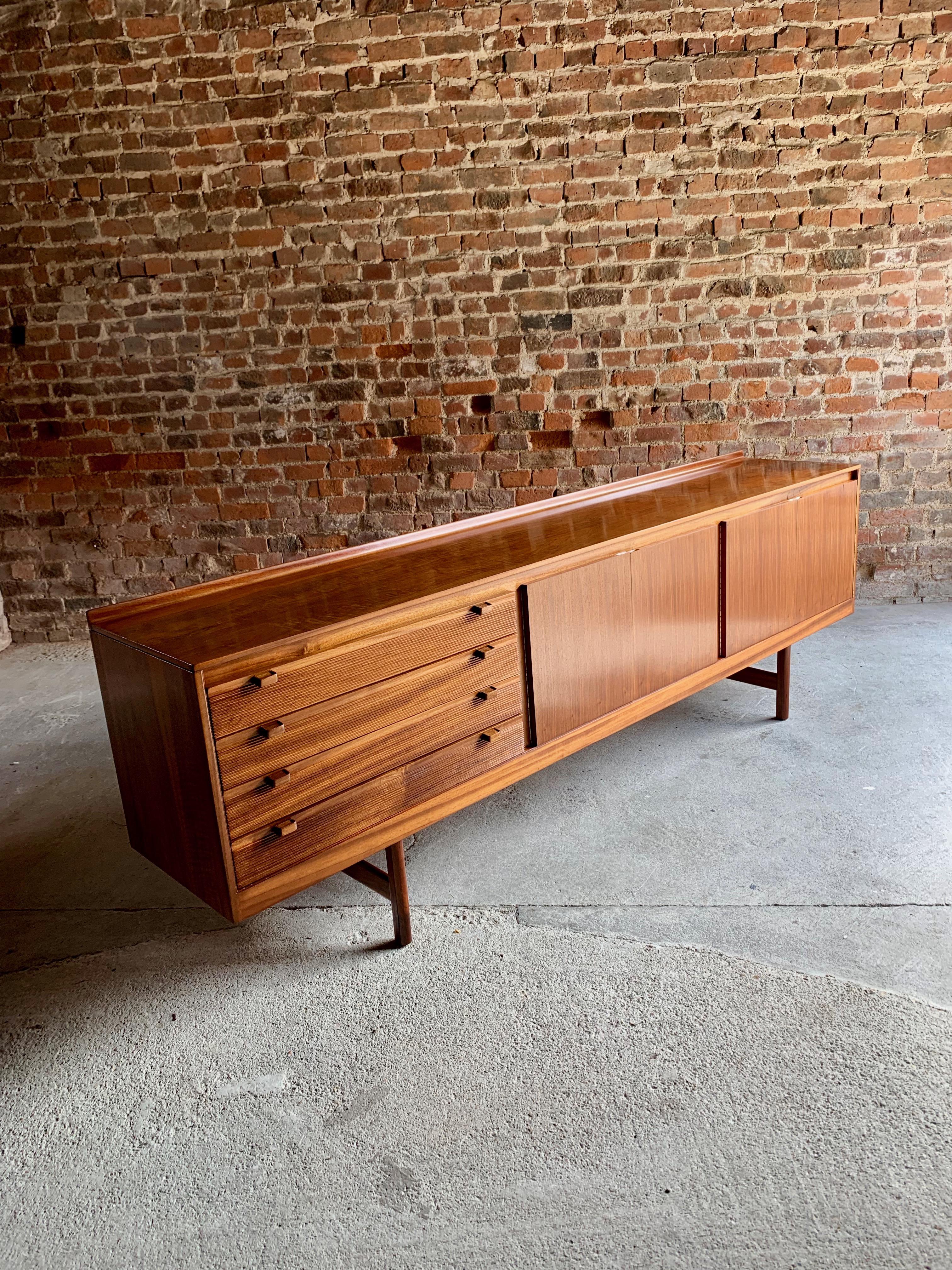 Robert Heritage Knightsbridge Rosewood Sideboard Credenza by Archie Shine, 1960s In Good Condition In Longdon, Tewkesbury