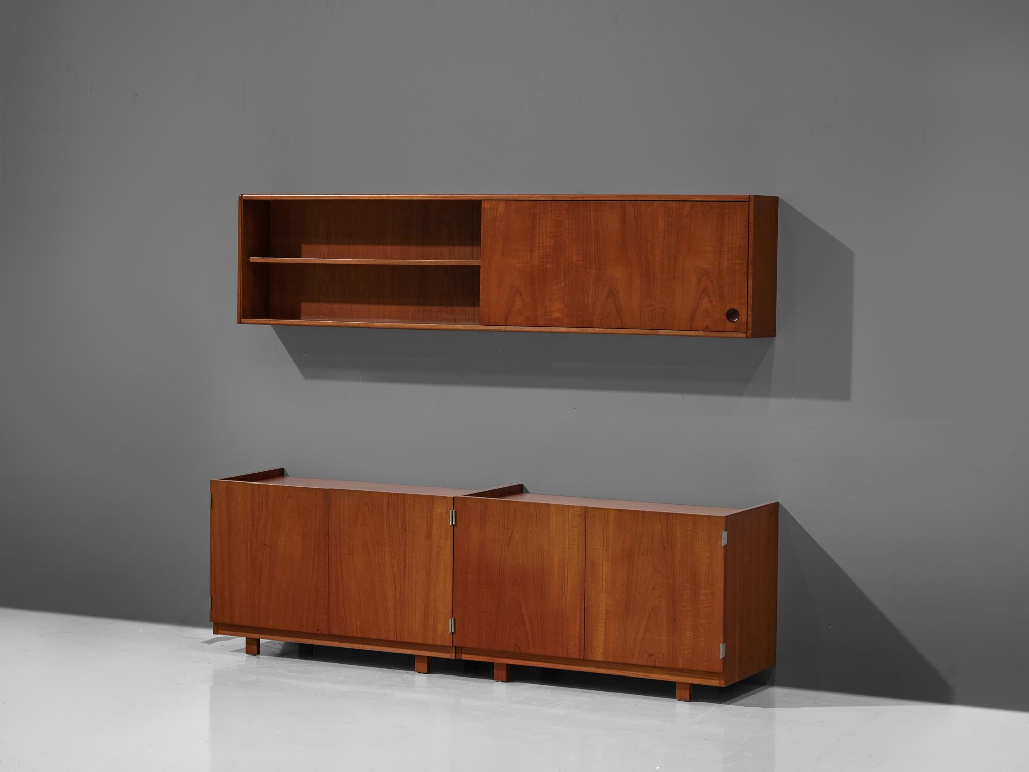 Robert Heritage, set of wall cabinet with two cabinets, teak, United Kingdom, 1960s

This well-executed set by Robert Heritage holds an utterly well-balanced construction concealing a great sense of proportions. The style is characterized by