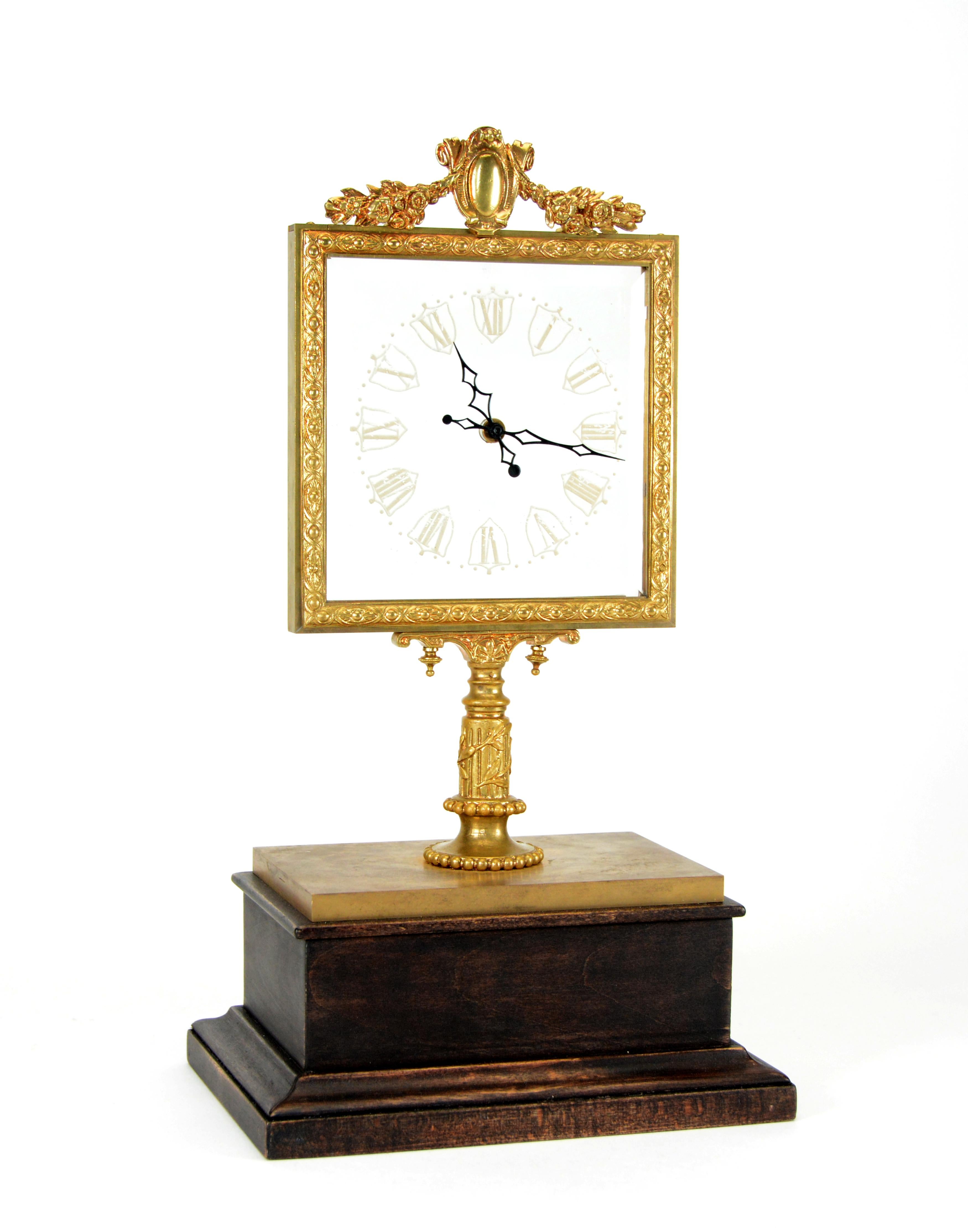 Une horloge mystérieuse rare, attribuée au célèbre magicien et mécanicien français, Jean Robert-Houdin. Cette horloge mécanique totale possède un grand cadran carré en verre très voyant, avec 2 aiguilles indiquant l'heure en chiffres romains. Le