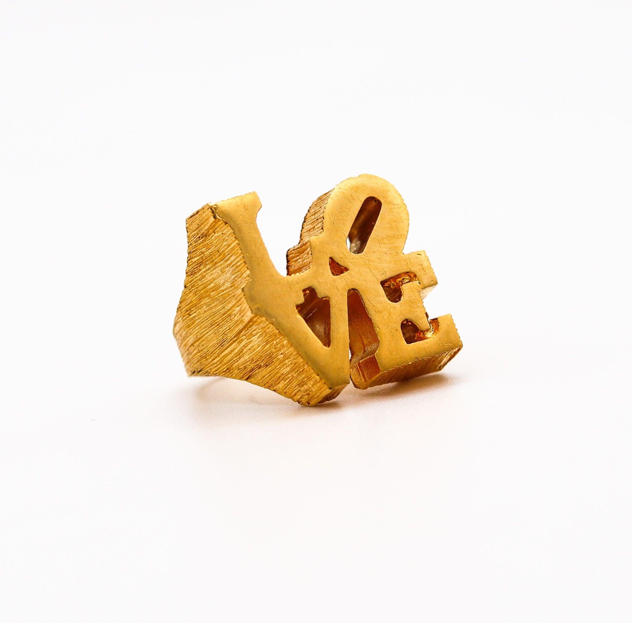 ROBERT INDIANA 1969 Iconic Sculptural LOVE Ring In Textured 24Kt Gilded Brass In Excellent Condition For Sale In Miami, FL