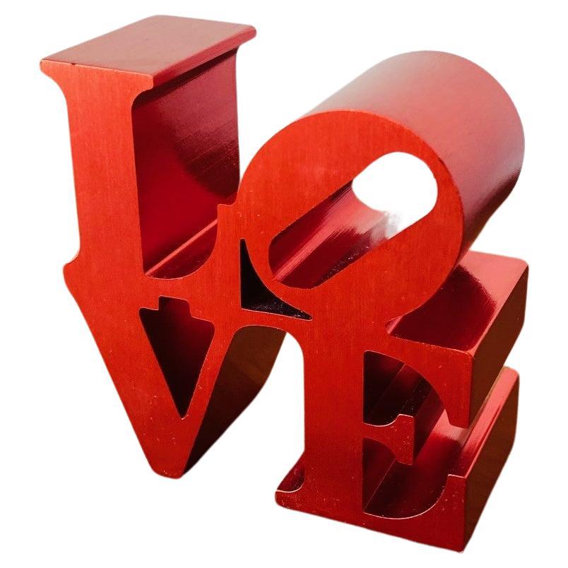 Sculpture presse-papier "Red Love" en aluminium brossé Robert Indiana