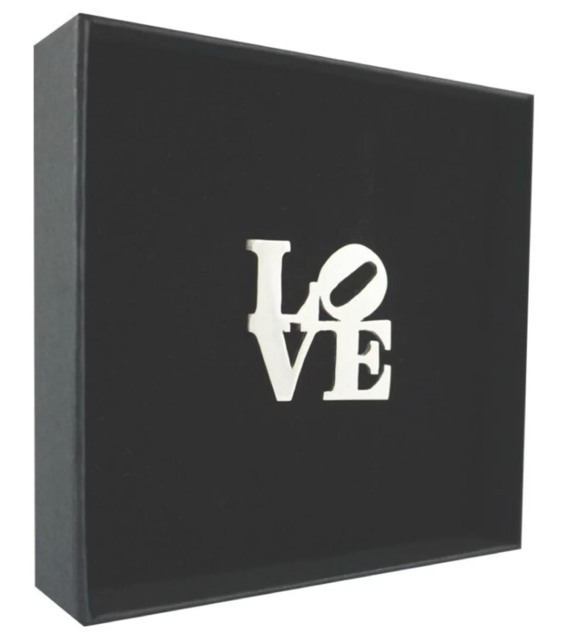 Broche LOVE, edición limitada de 30 unidades para el Parque de Esculturas de Yorkshire, aprobado por el Estado - Print de Robert Indiana