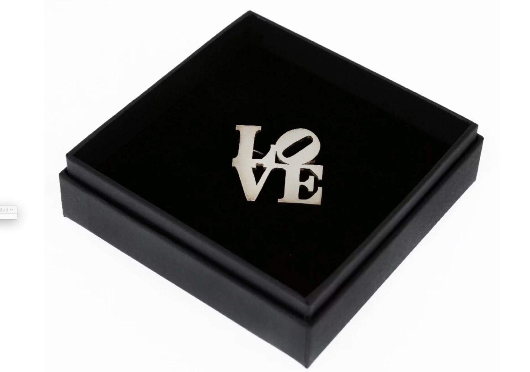 Broche LOVE, edición limitada de 30 unidades para el Parque de Esculturas de Yorkshire, aprobado por el Estado