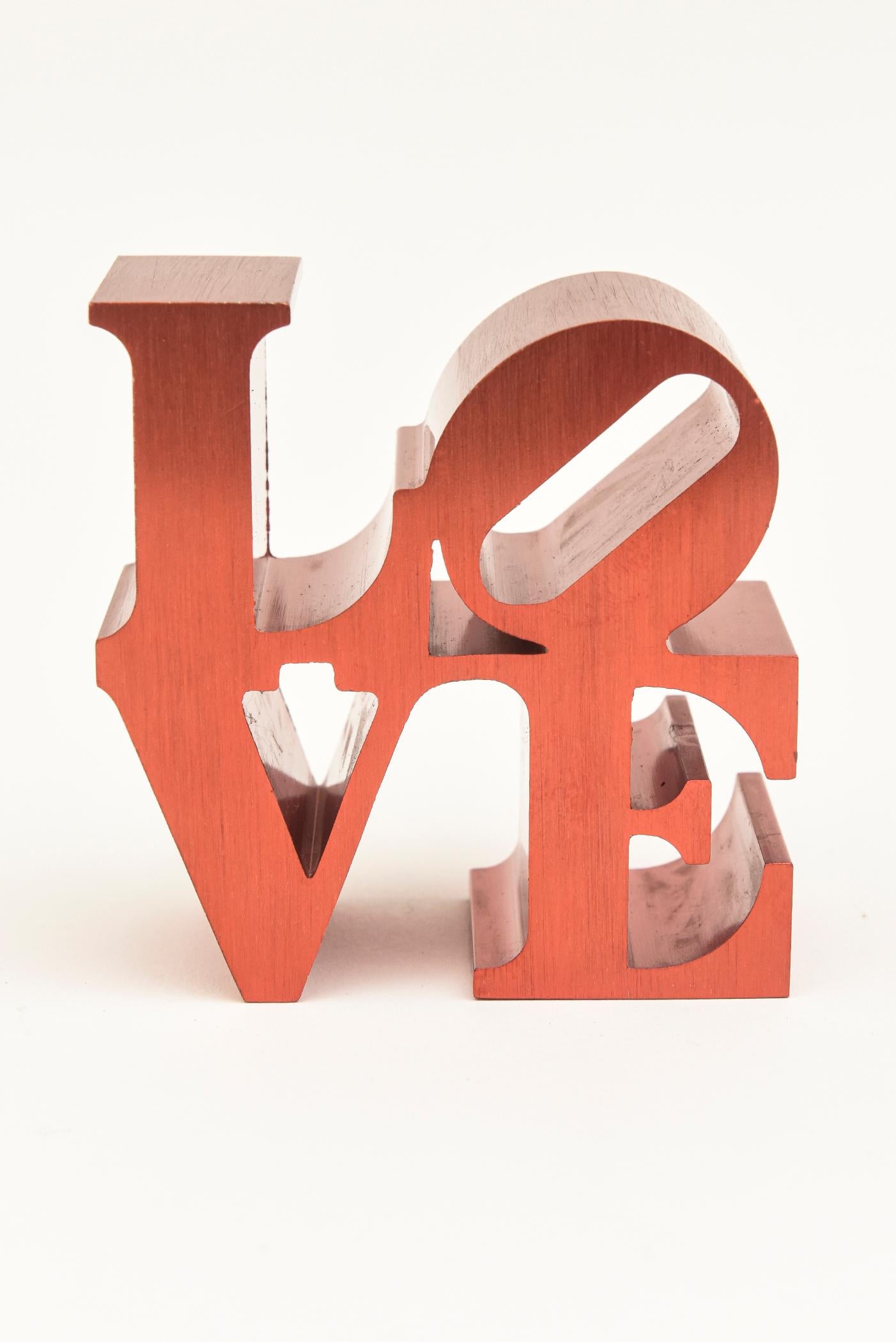 Accessoire de bureau de Robert Indiana en aluminium brossé rouge Love Paperweight sculpture en vente 3