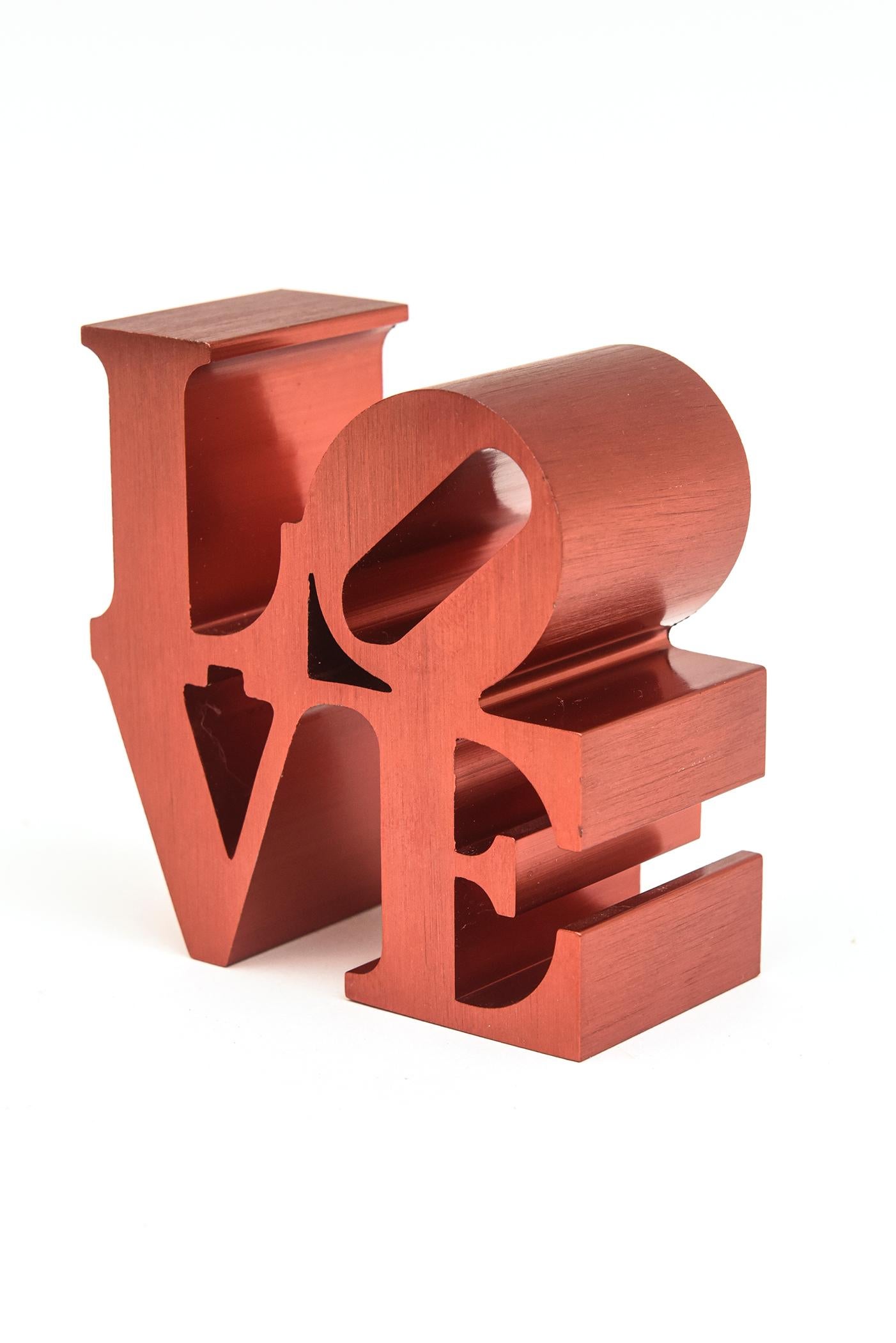 Moderne Accessoire de bureau de Robert Indiana en aluminium brossé rouge Love Paperweight sculpture en vente