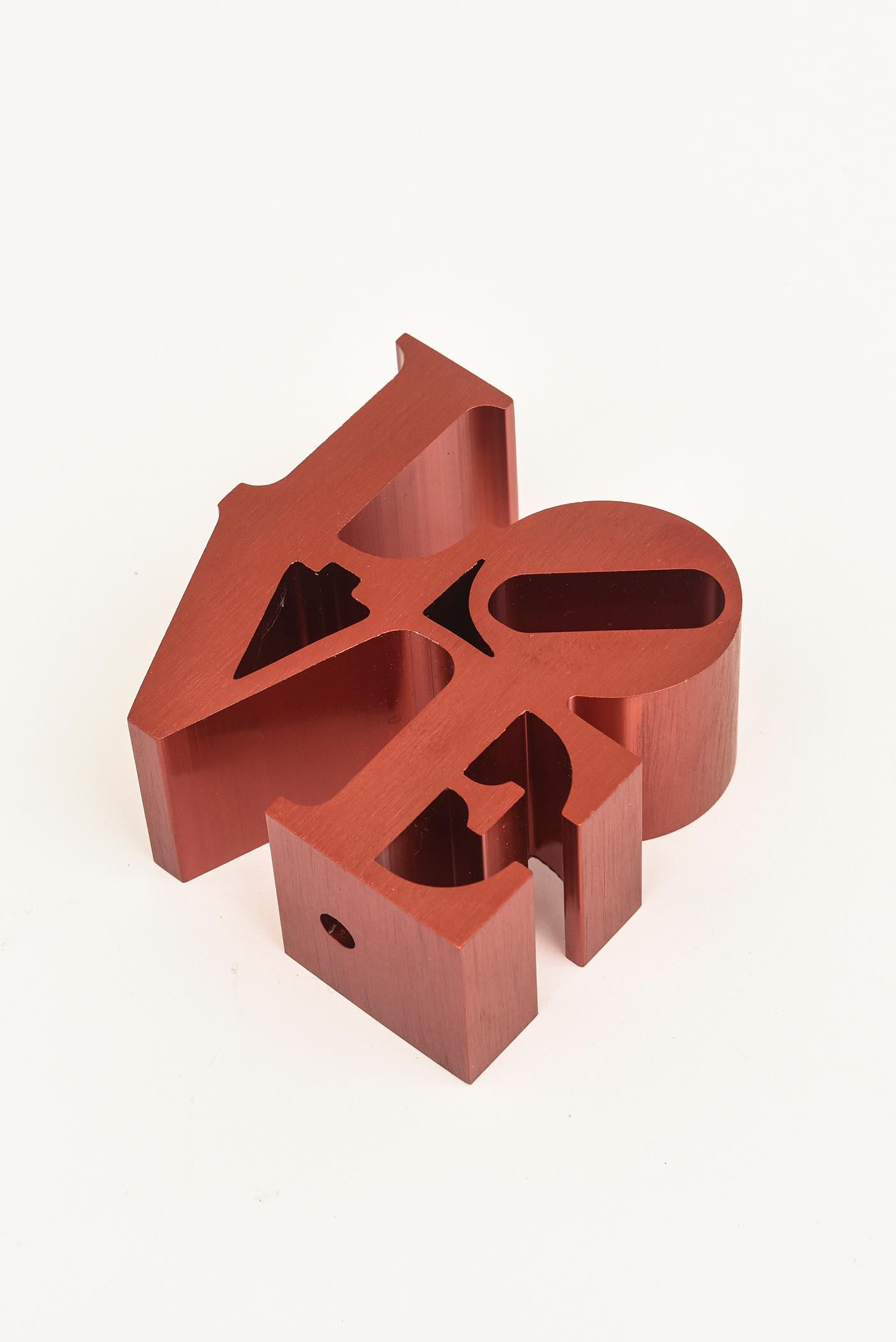 Robert Indiana gebürstetem Aluminium rote Liebe Briefbeschwerer Skulptur Schreibtisch Accessoire im Zustand „Gut“ im Angebot in North Miami, FL