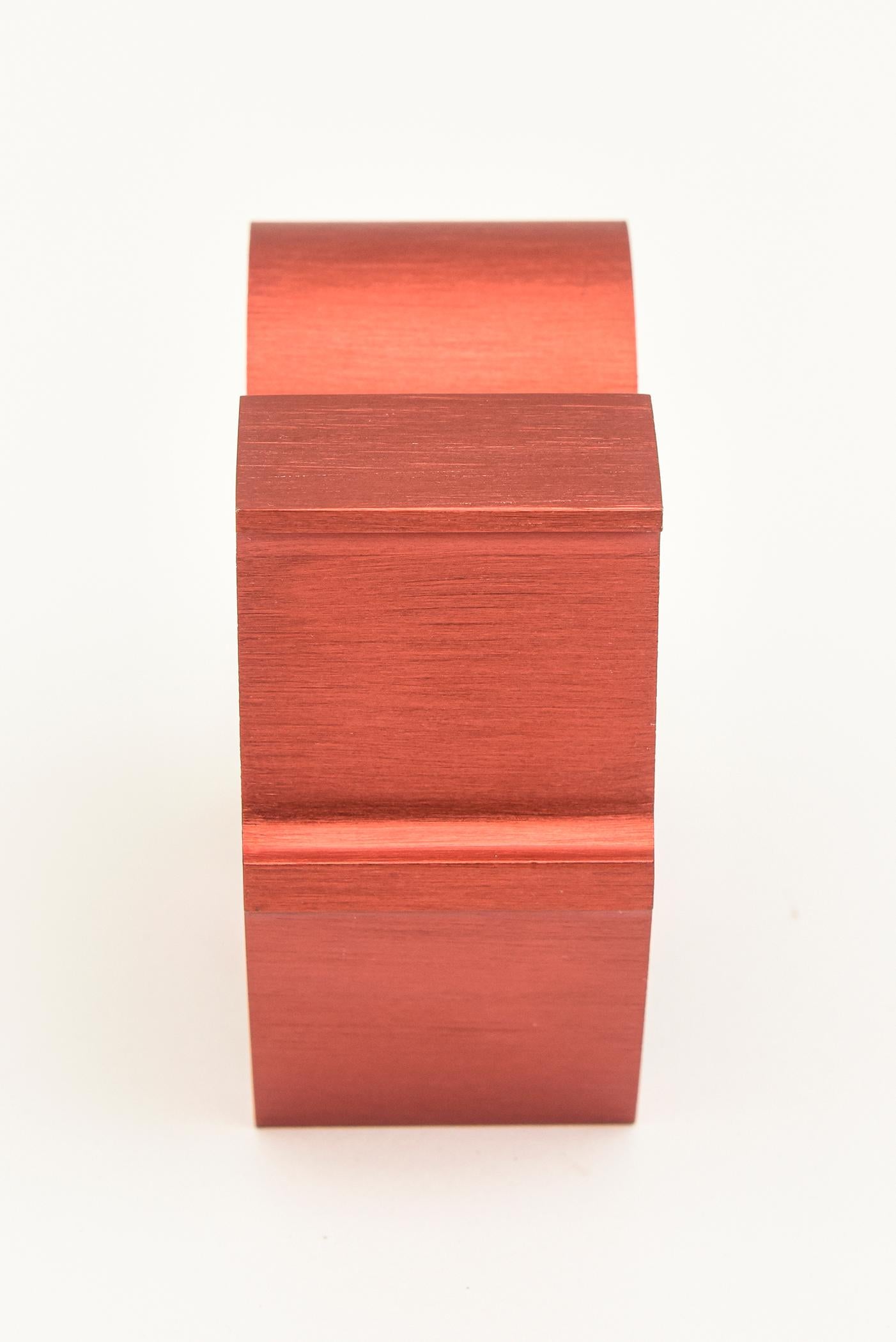 Accessoire de bureau de Robert Indiana en aluminium brossé rouge Love Paperweight sculpture en vente 1