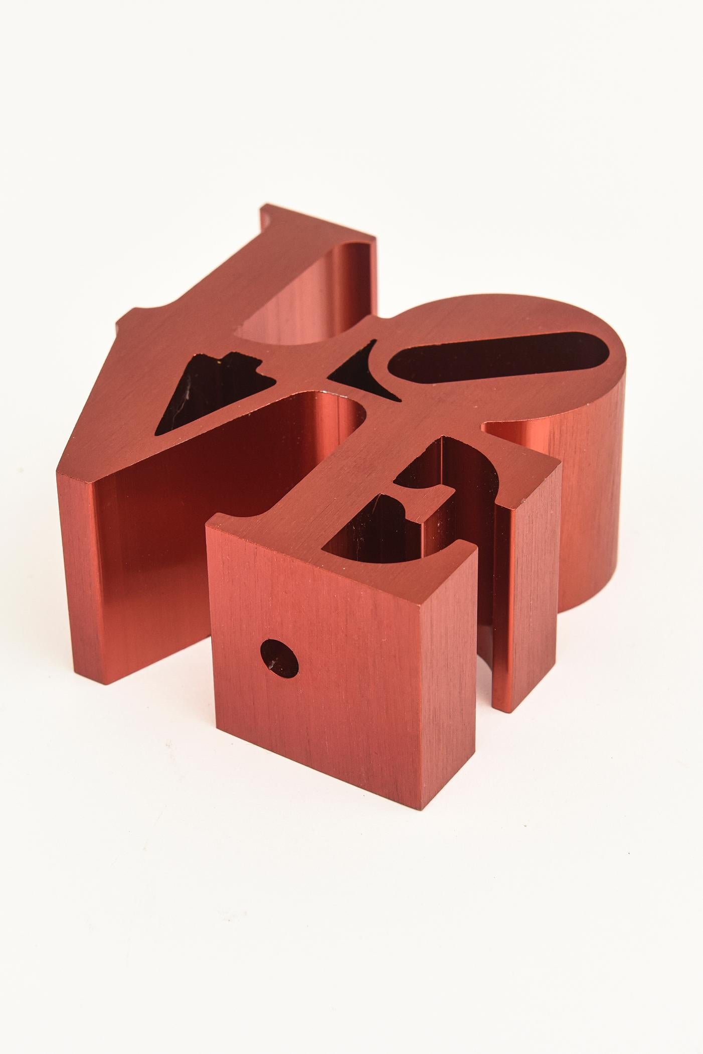 Accessoire de bureau de Robert Indiana en aluminium brossé rouge Love Paperweight sculpture en vente 2