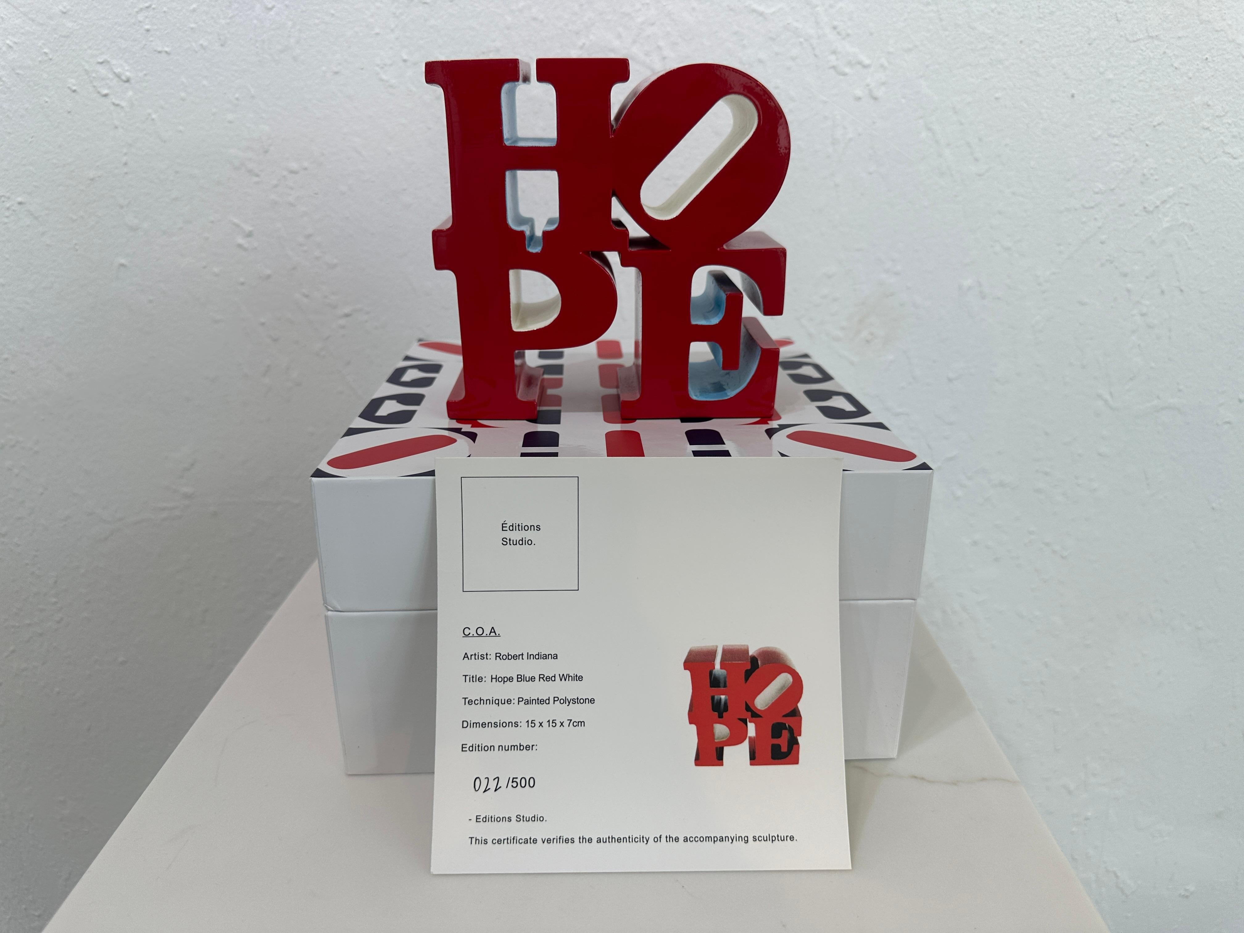 HOPE Azul Rojo Blanco - Figurative Sculpture Gris de Robert Indiana