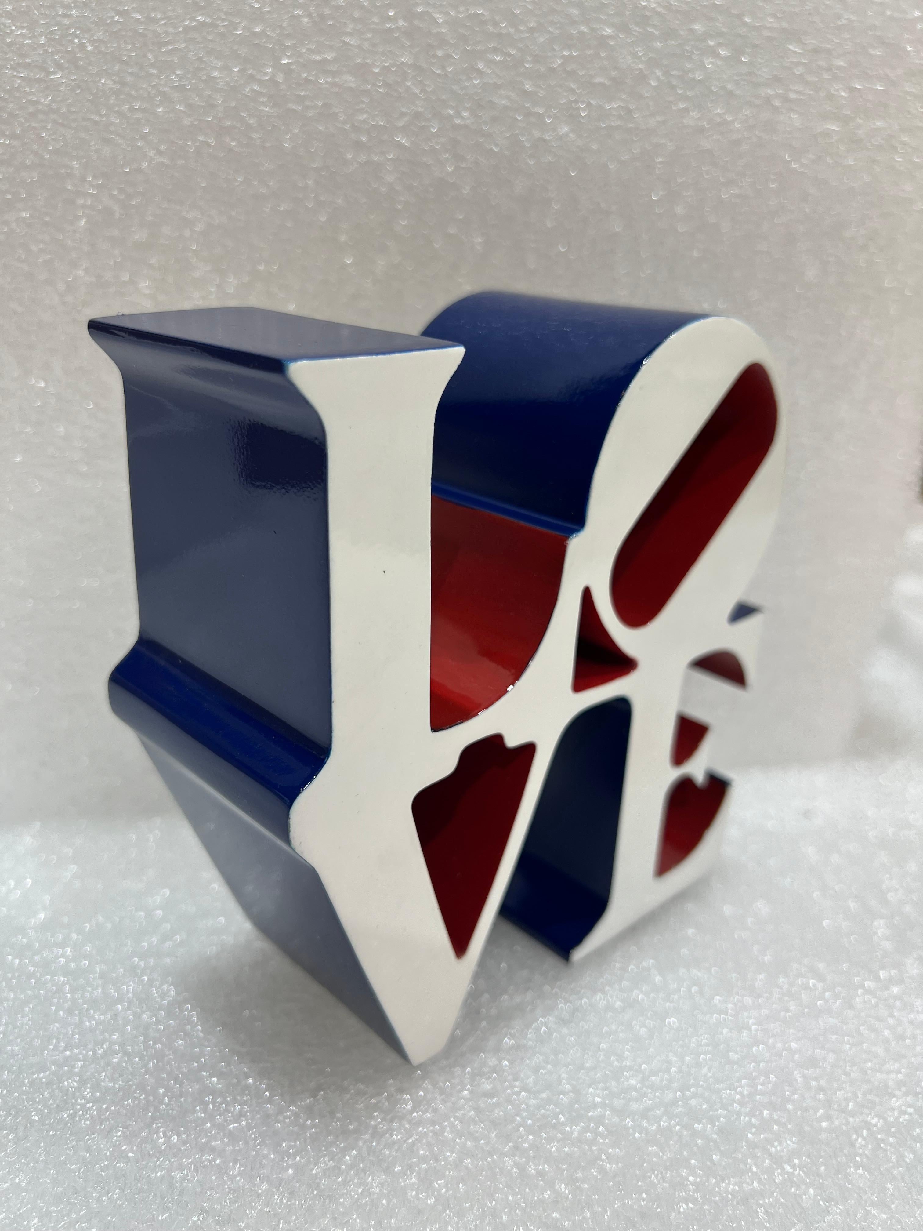 Love (Blau, Weiß & Rot) Polysteinskulptur in Originalgehäuse Ed. 500 von Indiana – Sculpture von Robert Indiana