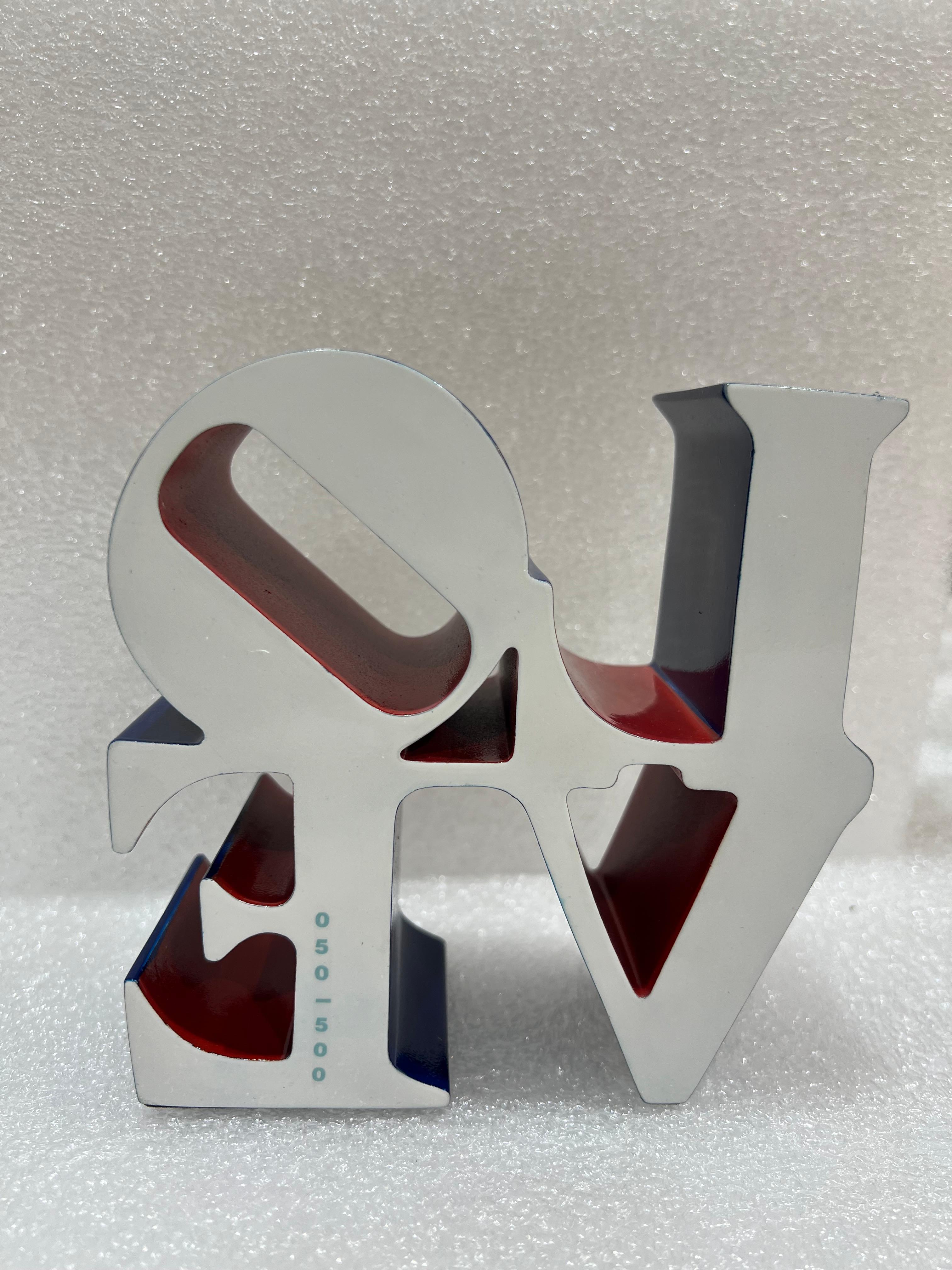 Love (Blau, Weiß & Rot) Polysteinskulptur in Originalgehäuse Ed. 500 von Indiana (Grau), Abstract Sculpture, von Robert Indiana