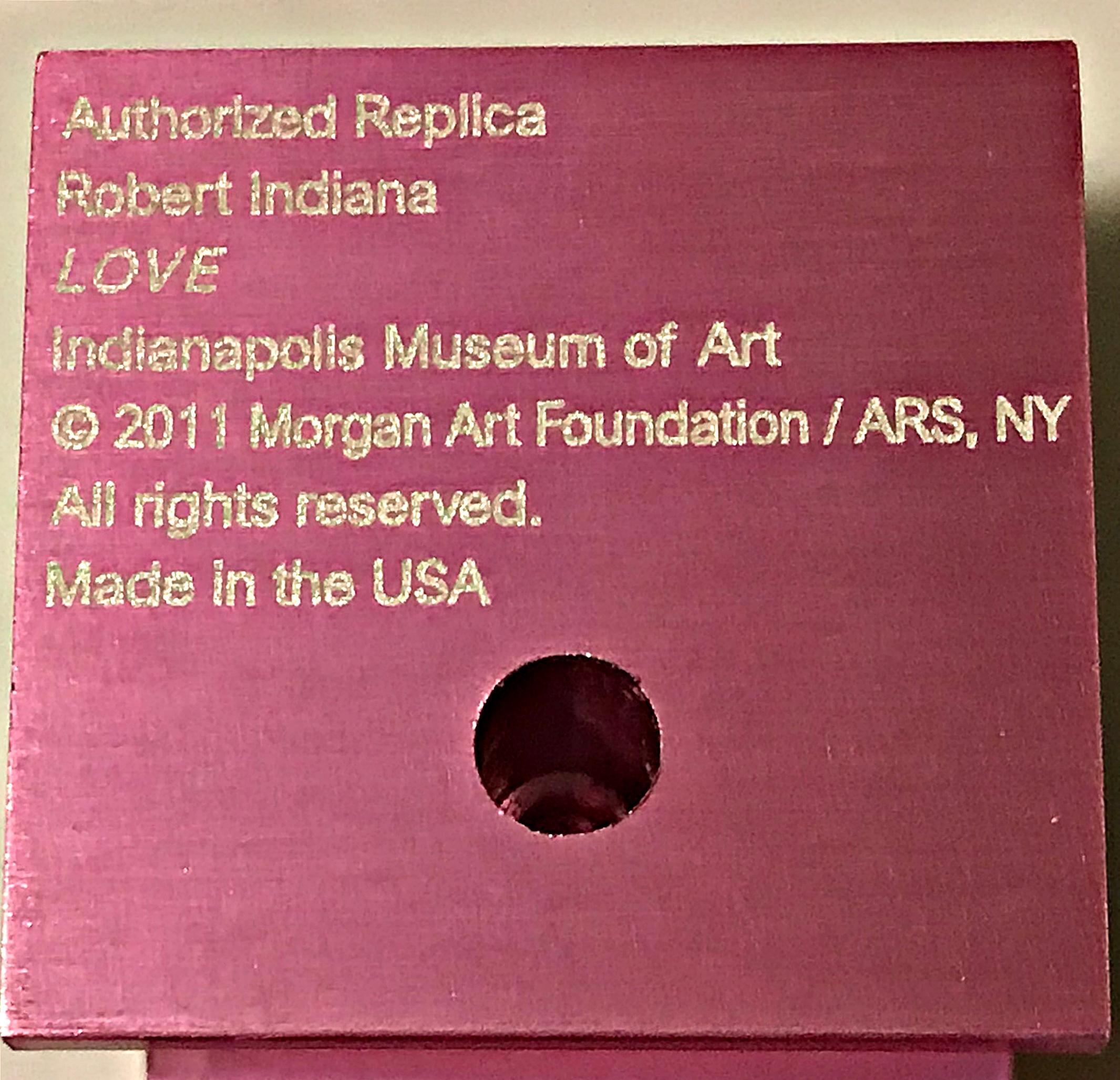 Sculpture LOVE (Pink), réplique officielle avec le cachet du musée d'art d'Indianapolis  en vente 1