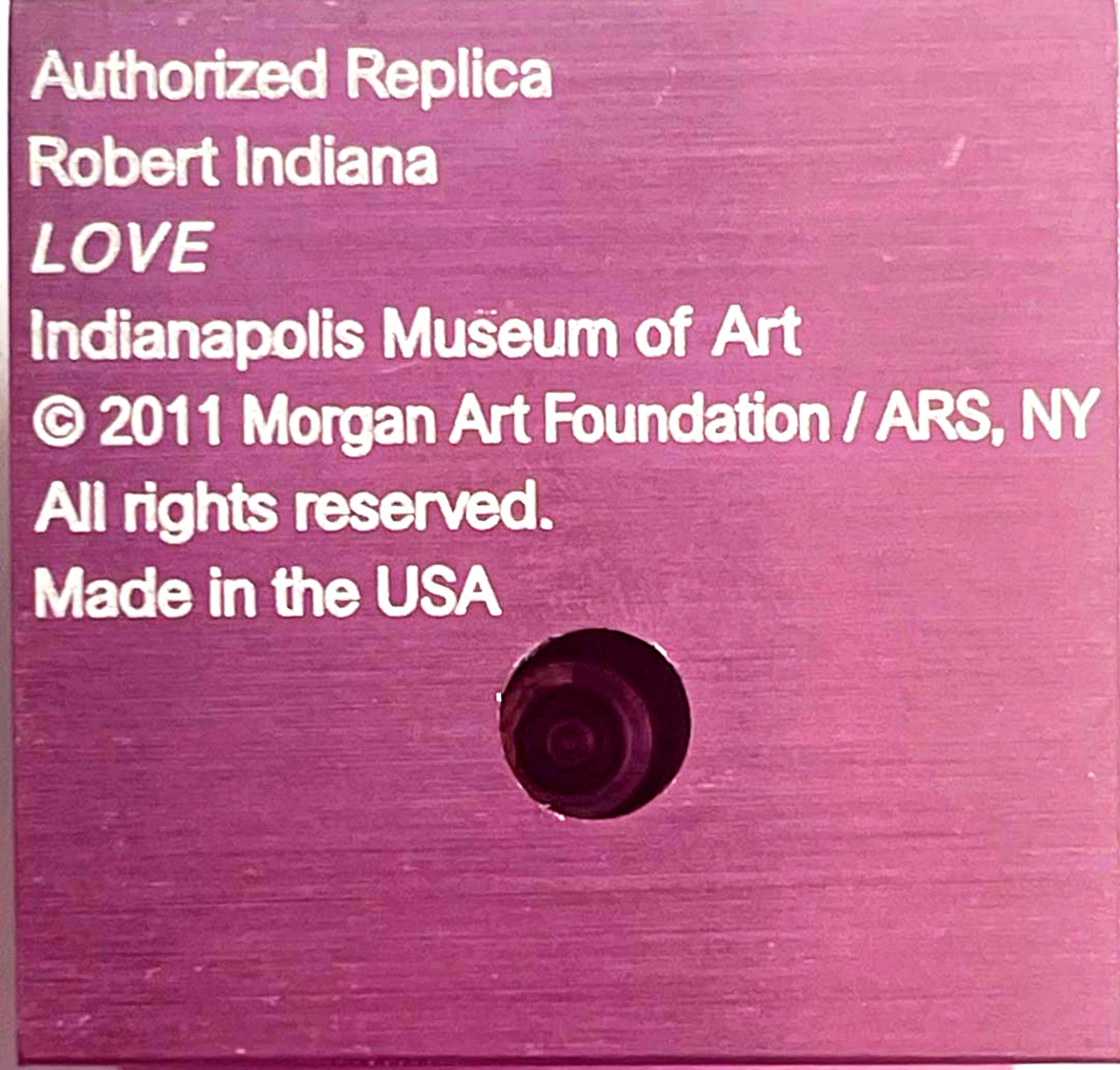 Robert Indiana
LOVE (Pink), autorisé par l'artiste, avec le tampon incisé du Indianapolis Museum of Art & Morgan Foundation et le Copyright de l'artiste, 2011.
Aluminium brossé (rose) et estampillé avec le tampon du musée et le Copyright de