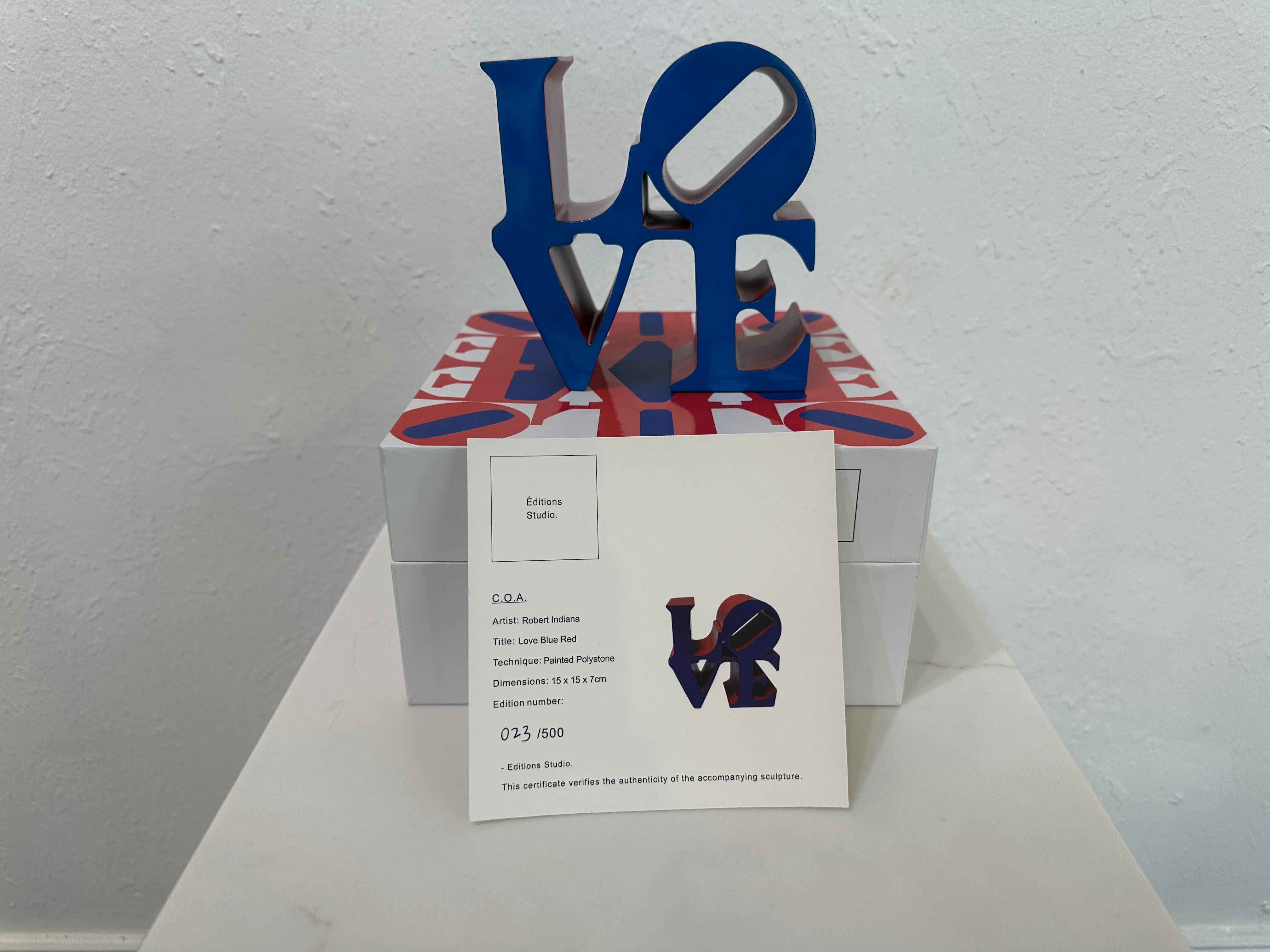 LOVE Rouge Bleu - Sculpture de Robert Indiana