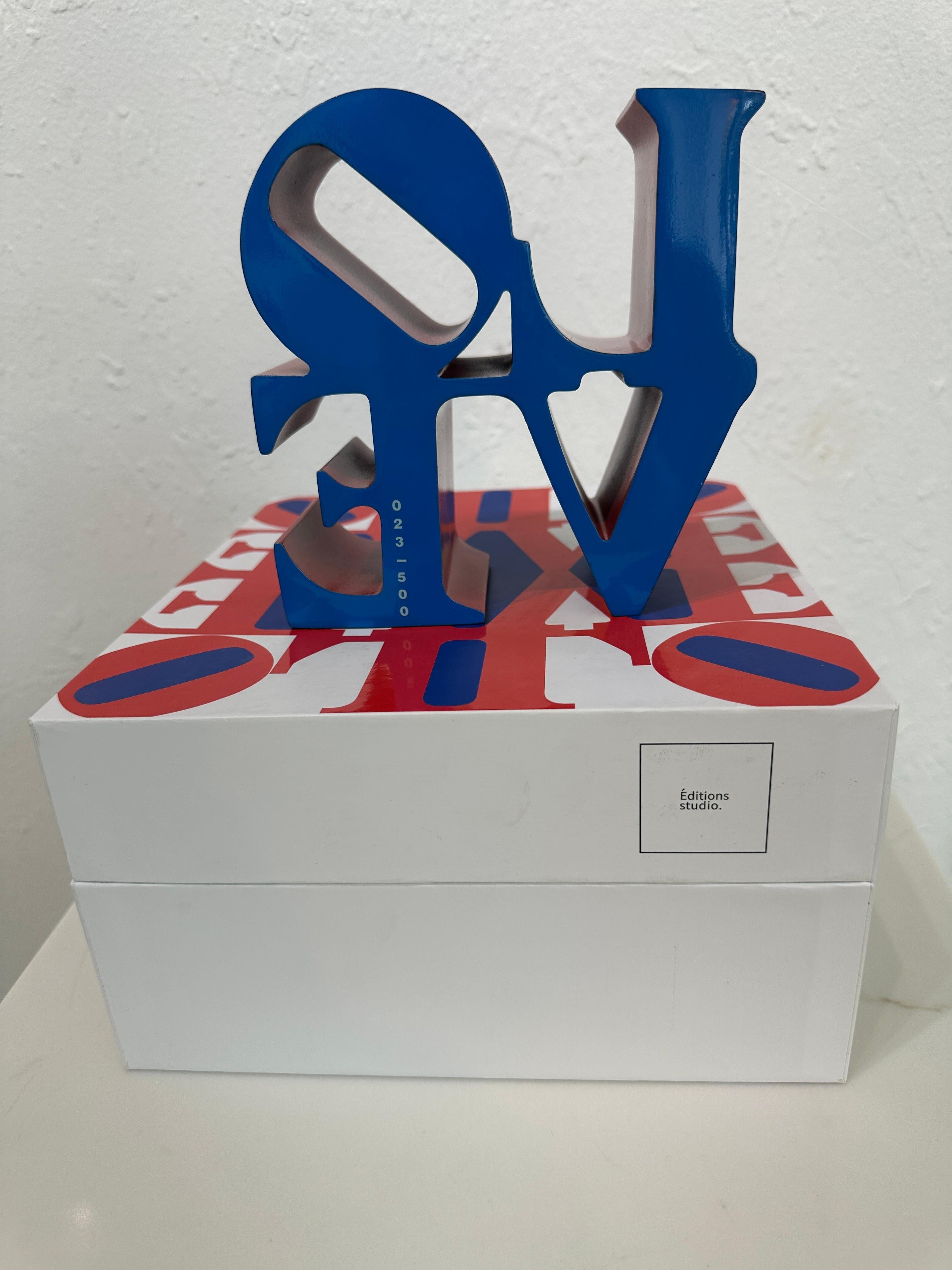 LOVE Rouge Bleu - Gris Figurative Sculpture par Robert Indiana