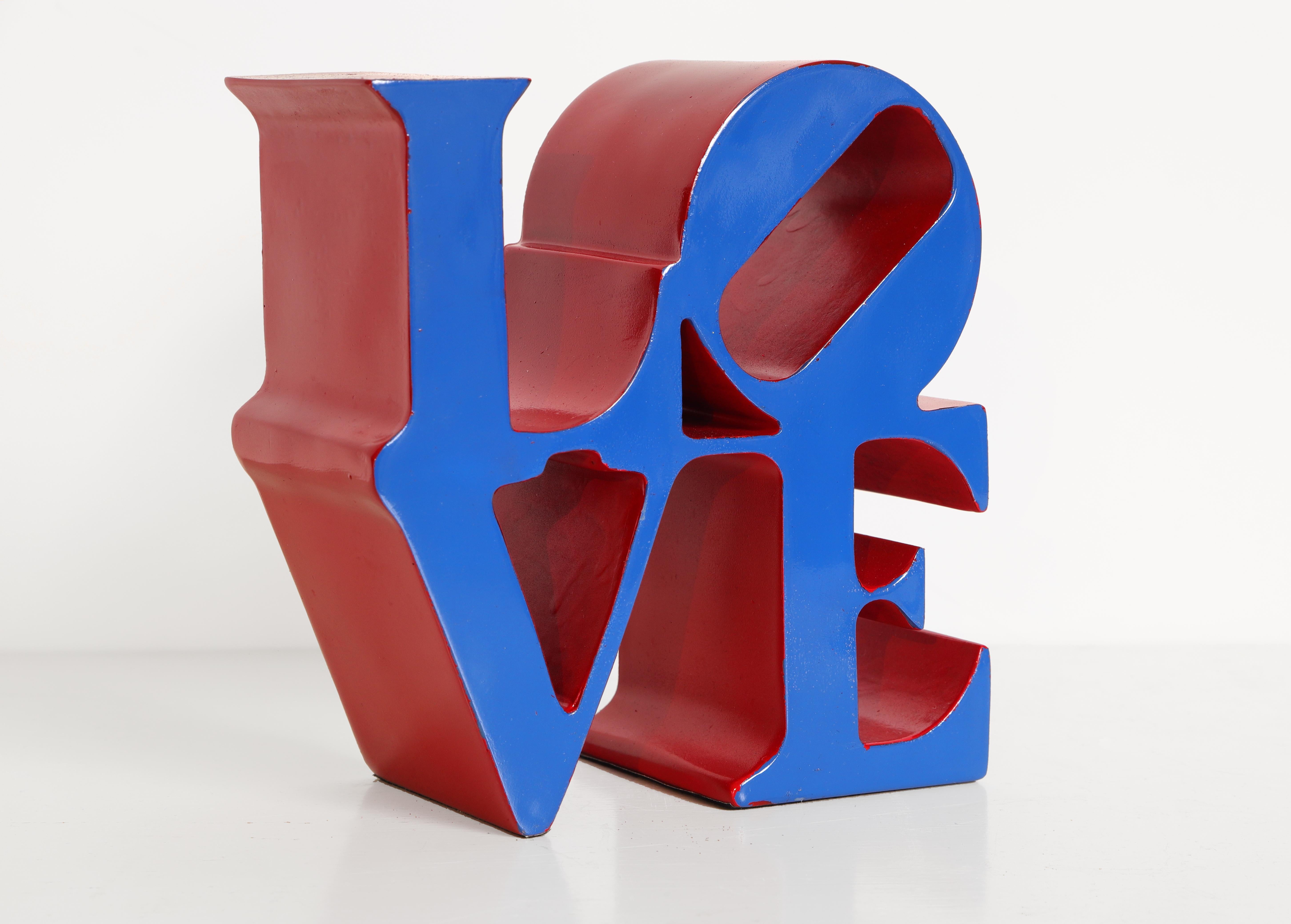 Robert Indiana Figurative Sculpture – Liebe Rot-Blau