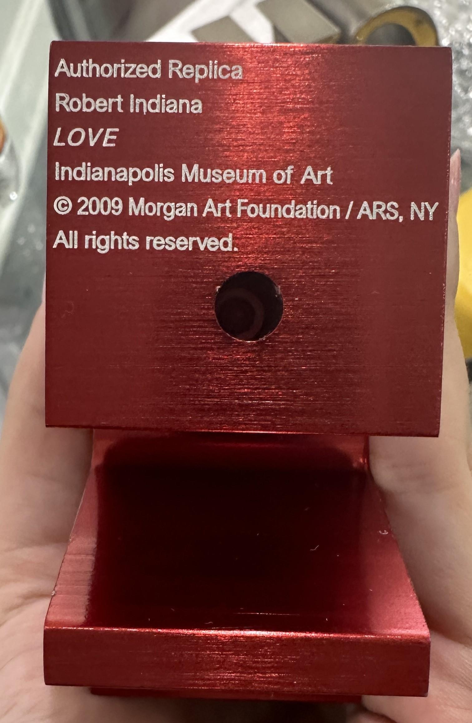 AMOR Rojo - Sculpture de Robert Indiana