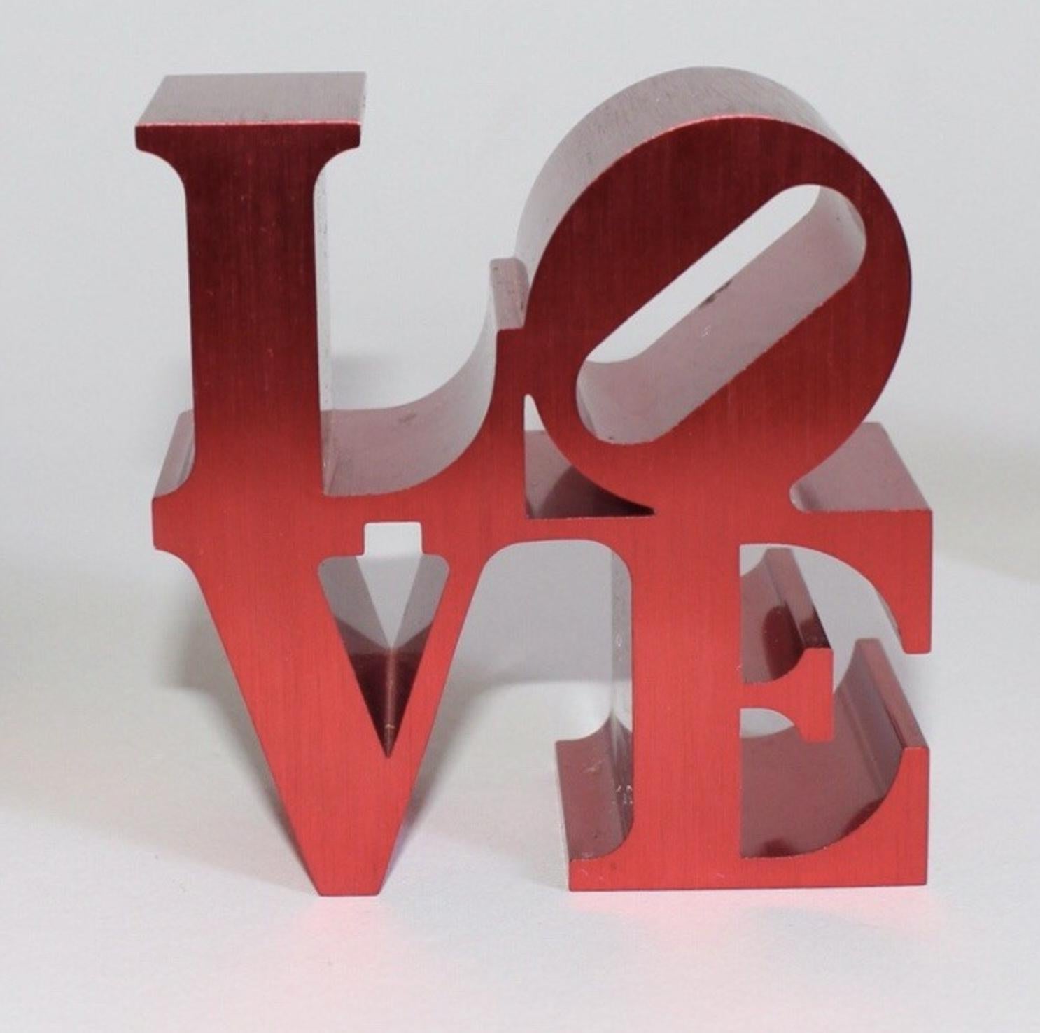 Robert Indiana
LOVE (Derechos de autor oficiales del artista y sello de la Fundación), 2011
Escultura de aluminio cepillado (Rojo)
Sellado por el patrimonio del artista, estampado 