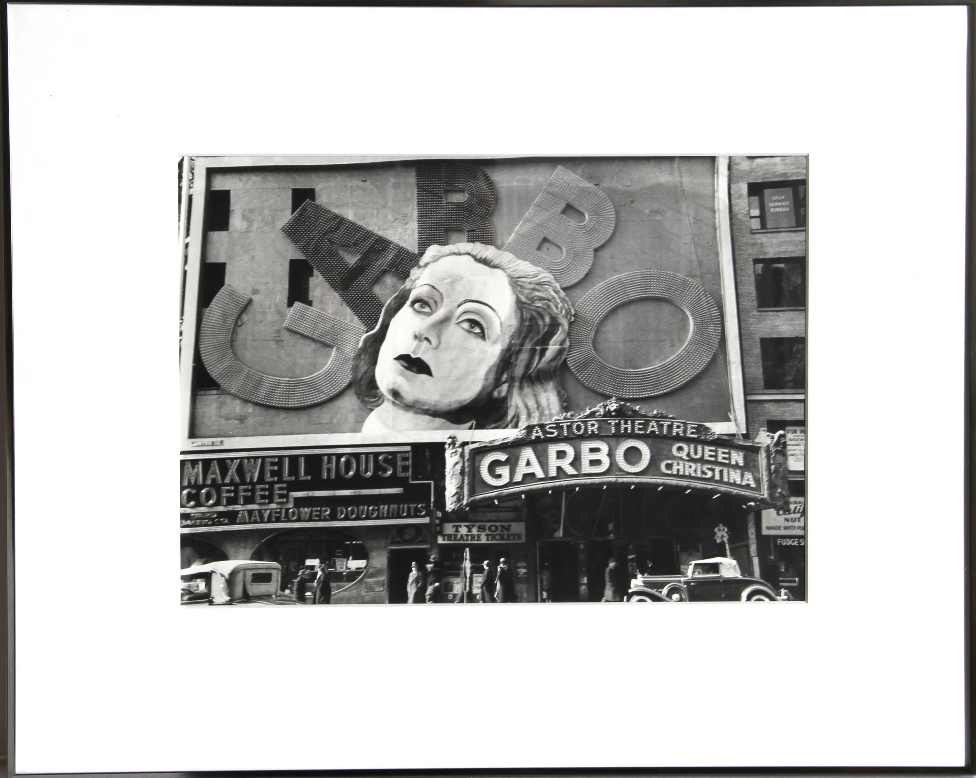 Artistics : Robert Jansen
Titre : Garbo au théâtre Astor 
Année : 1934
Support : Photographie gélatino-argentique
Taille du papier : 9 x 12.5 pouces 
Cadre : 16 x 20 pouces