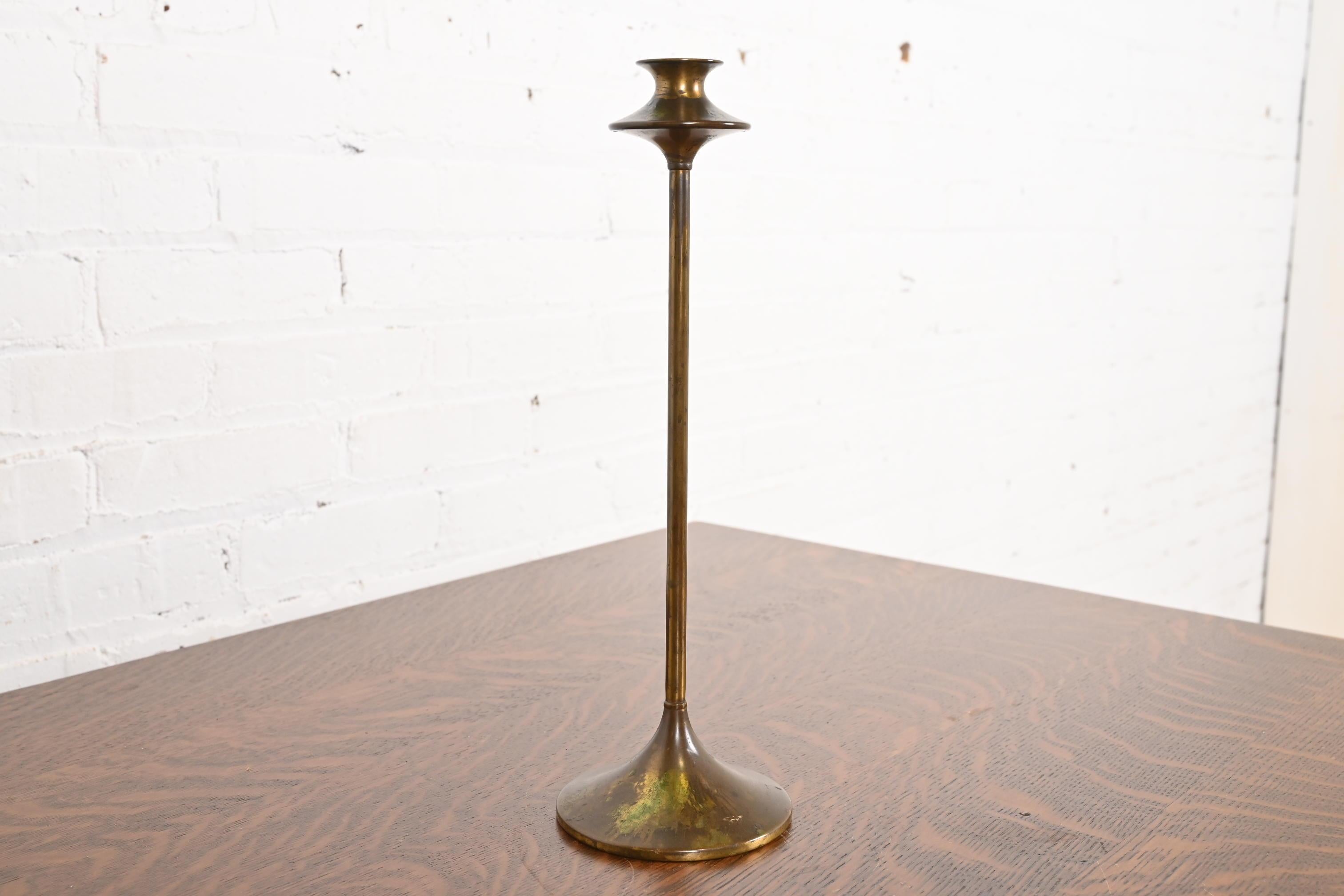 Candelero alto de latón torneado estilo Robert Jarvie antiguo Arts & Crafts Estadounidense en venta