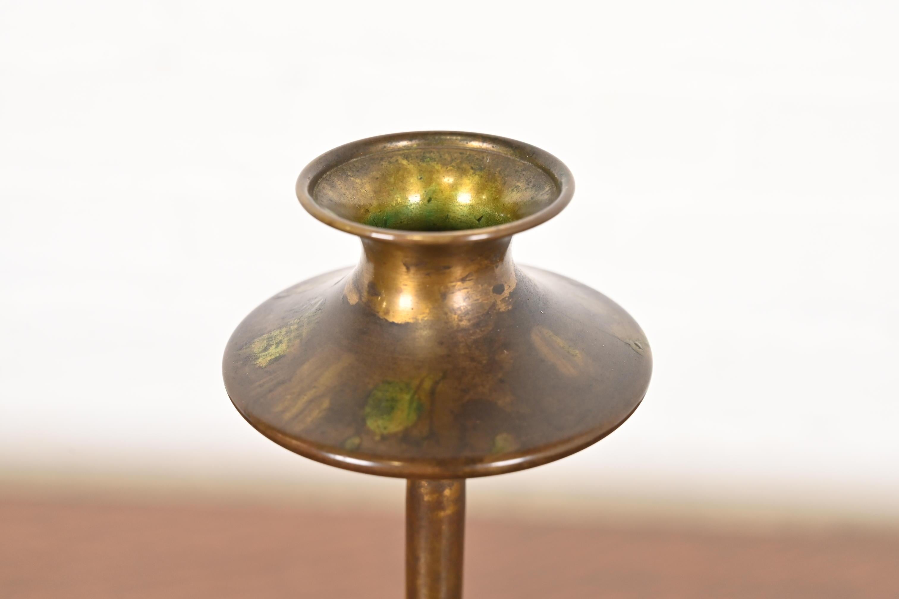 Candelero alto de latón torneado estilo Robert Jarvie antiguo Arts & Crafts siglo XX en venta