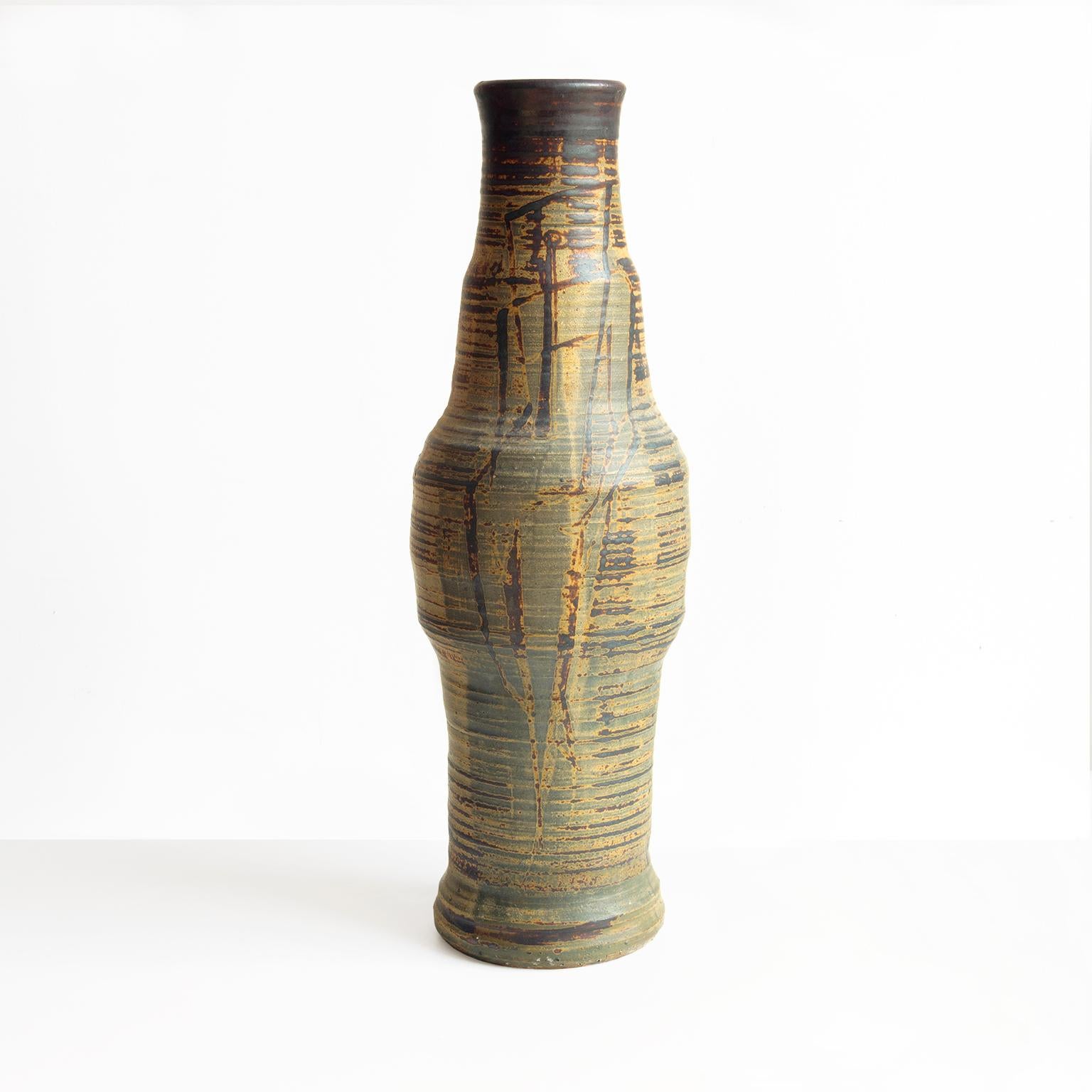Robert Johnson Washington (1913-1997), stoneware vessel with tapering form decorated with two female figures. Finished with an iron oxide or manganese glaze, impressed monogram, signed, RJW 66’ glazed 82”.

Measures: Height: 21.75“, Diameter: