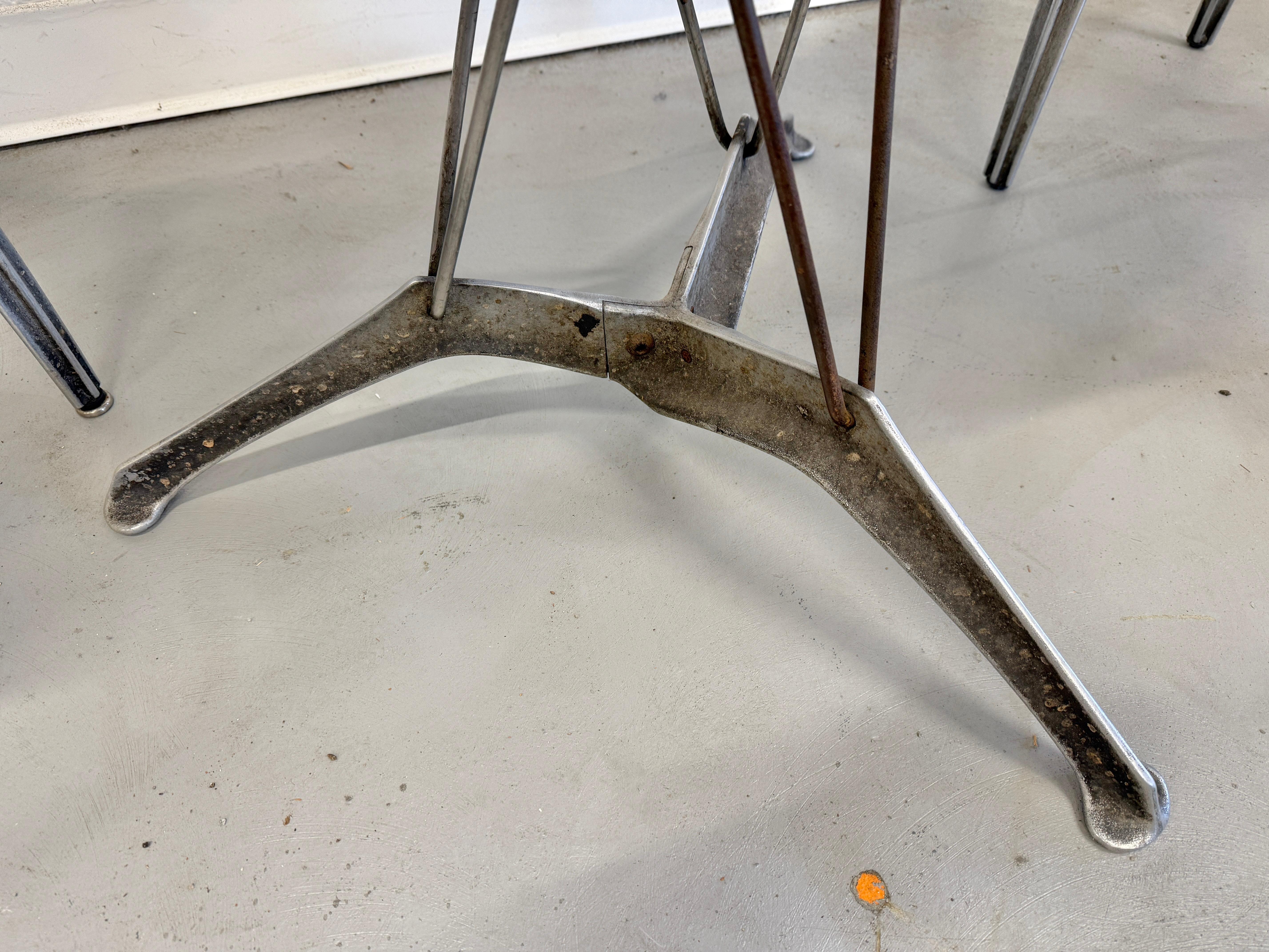 Chaise et table en aluminium de Robert Jostens en vente 3