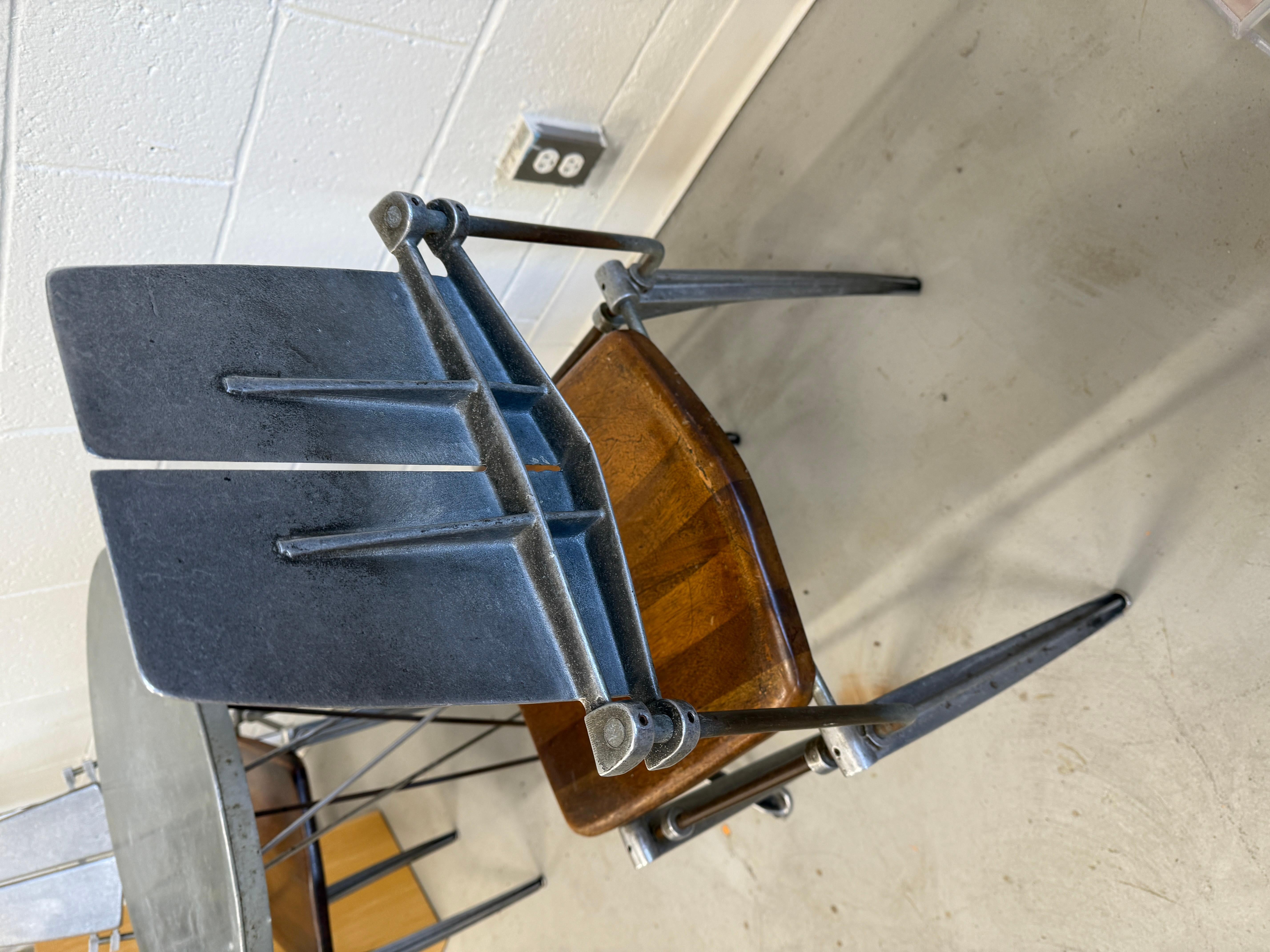Chaise et table en aluminium de Robert Jostens en vente 8