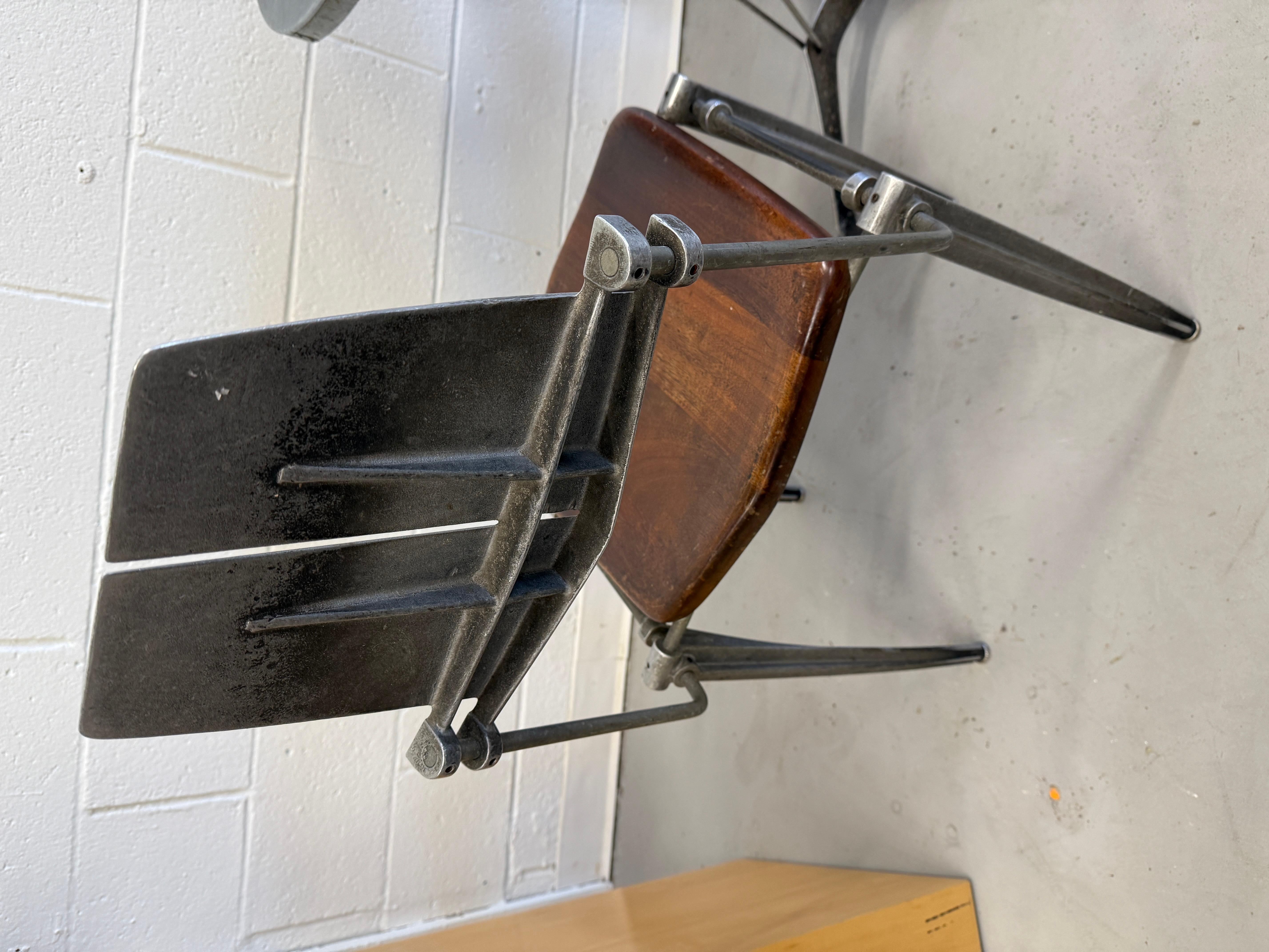 Chaise et table en aluminium de Robert Jostens en vente 9