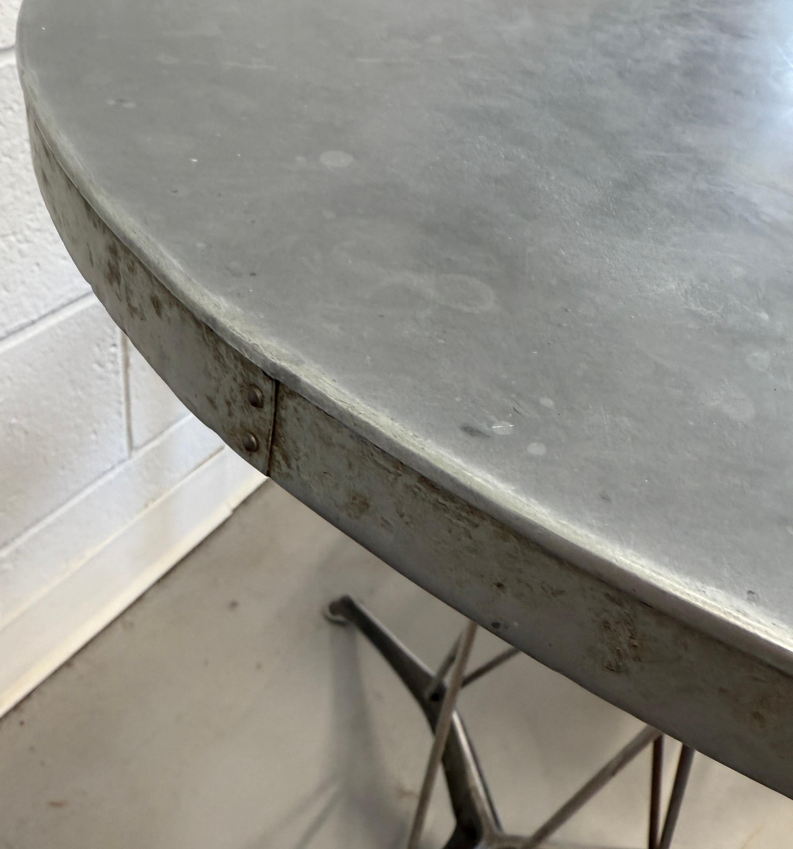 Chaise et table en aluminium de Robert Jostens en vente 10
