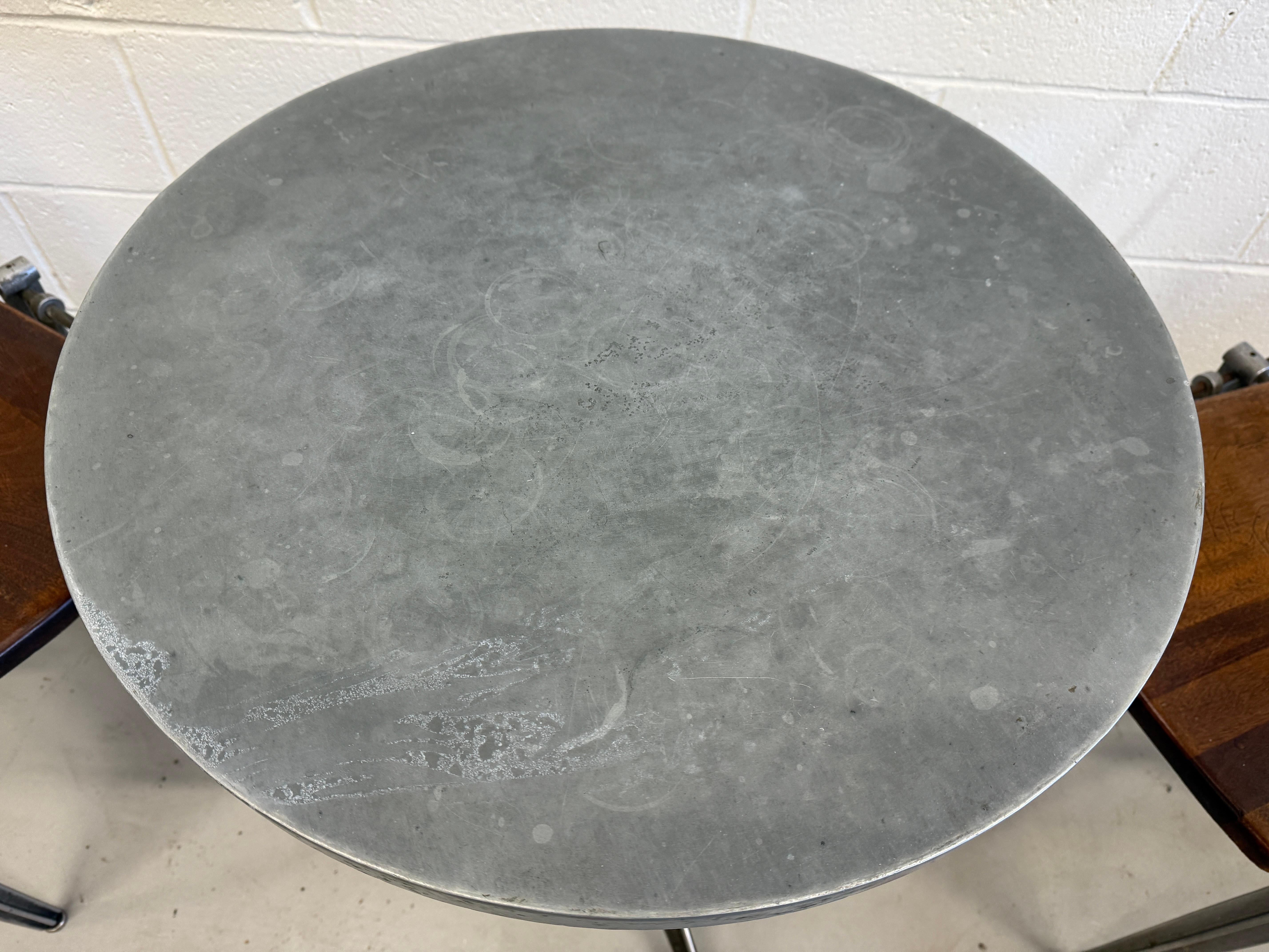 Chaise et table en aluminium de Robert Jostens en vente 1