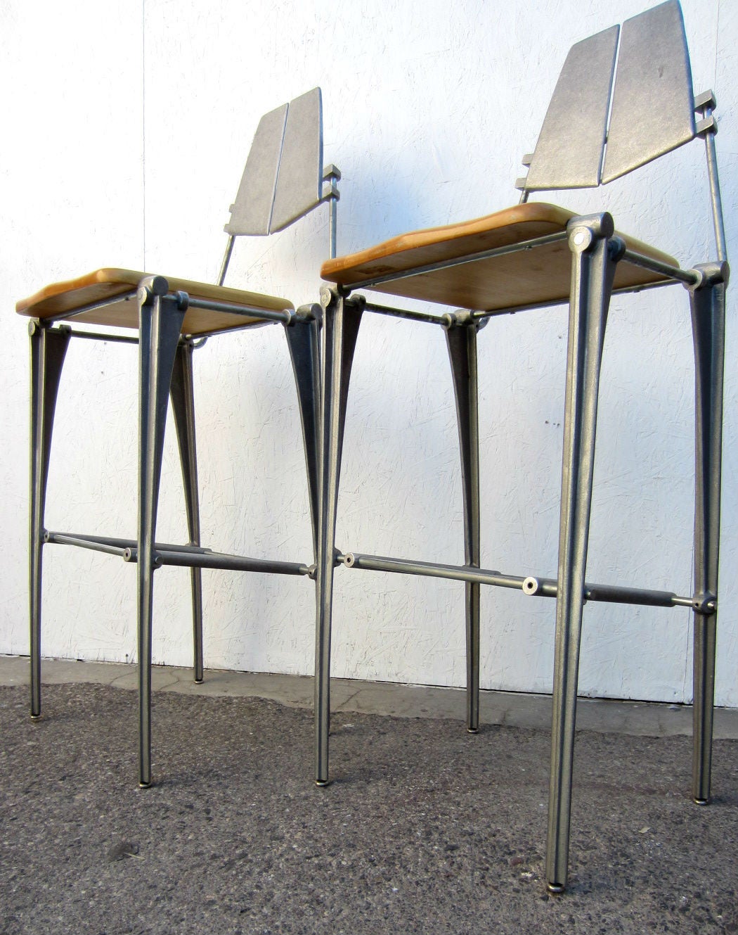 Outstanding aluminium bar stools designed by Robert Josten.
Cast aluminium with beechwood seats.
Industrial meets modernism, circa 1980s.