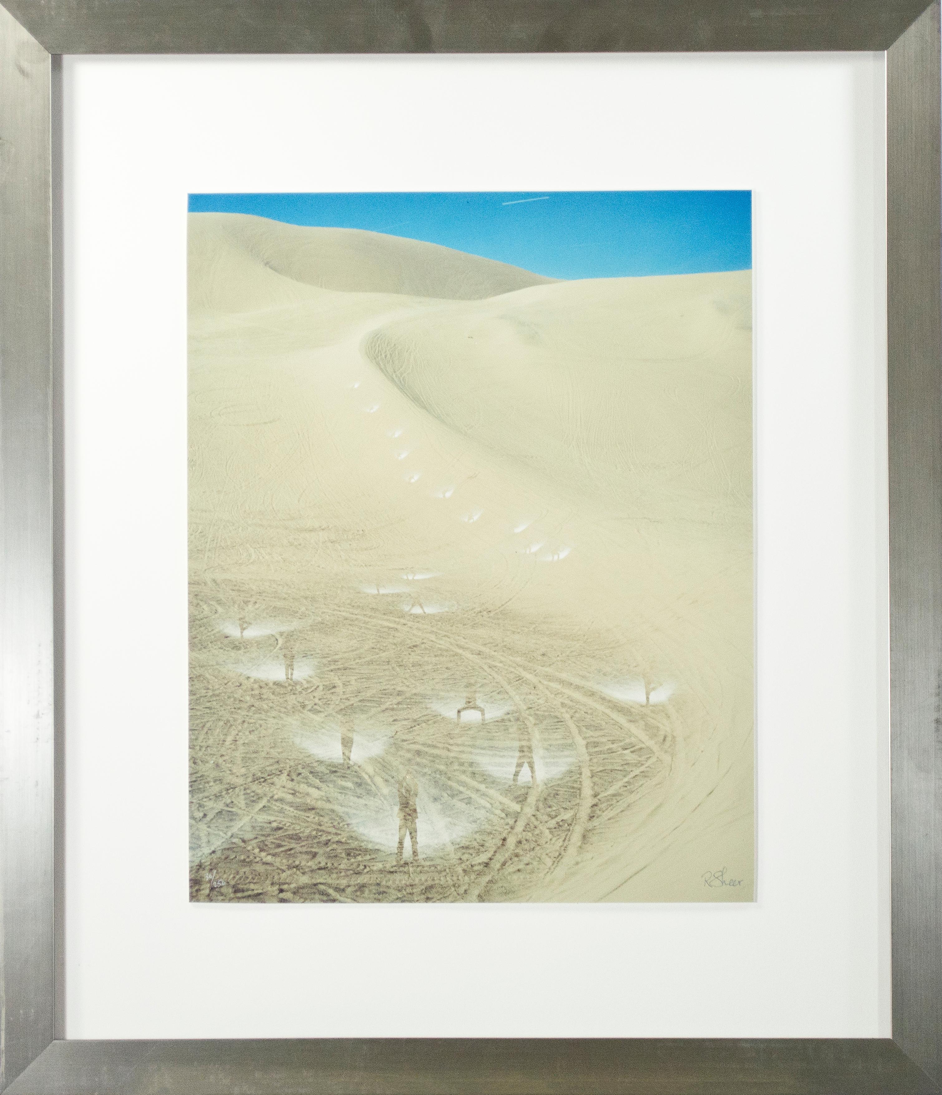Yoga Dunes" ist ein Beispiel für die Langzeitbelichtungsfotografie von Robert Kawika Sheer. Auf dem Bild, das sich über eine arabeske Sanddüne erstreckt, machen Silhouetten der Künstlerin Yoga, wobei jede Figur den Blick des Betrachters in die Ferne