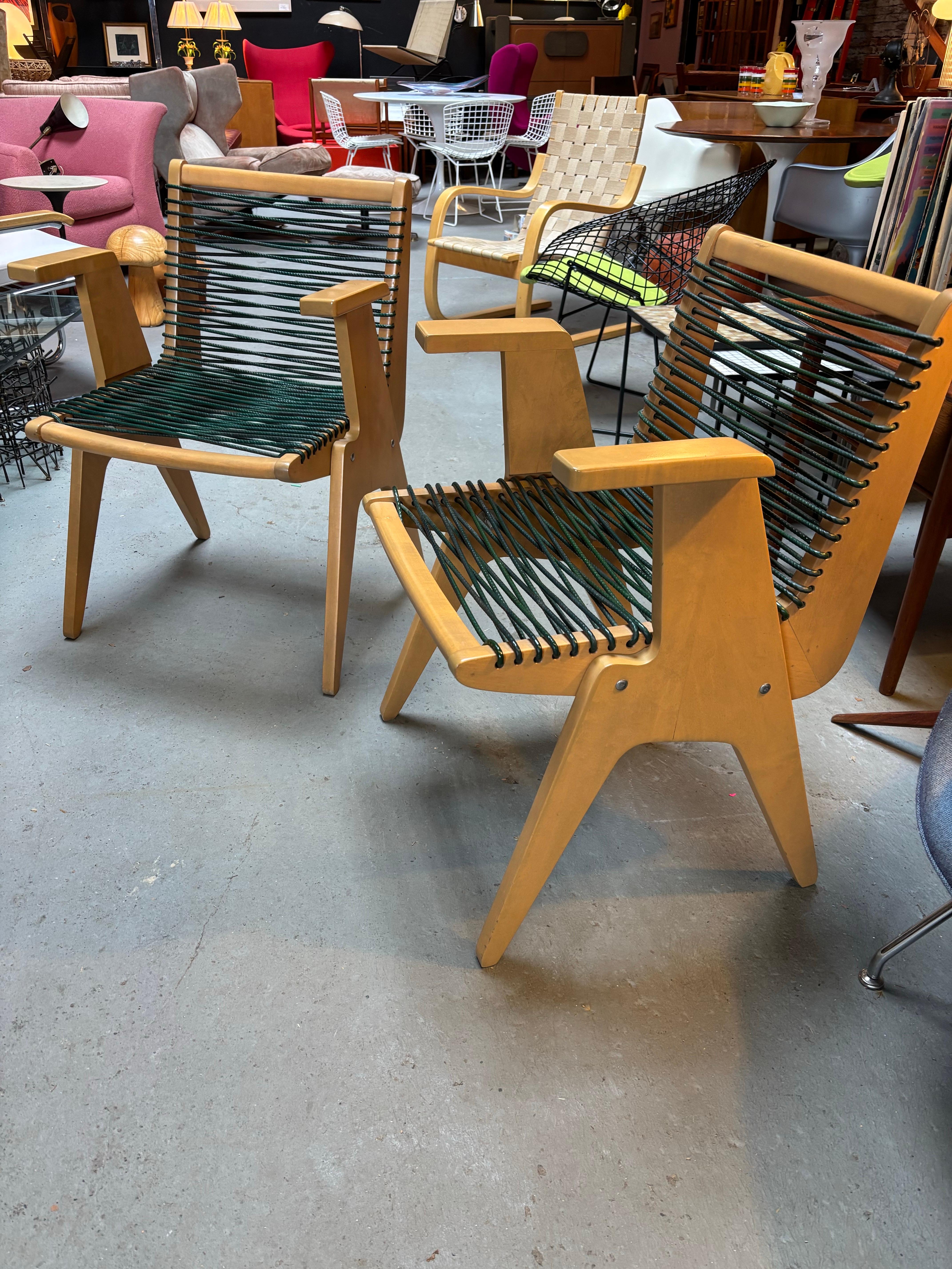 Coppia di poltrone in corda e acero Robert Kayton.  Non si vede spesso, ma il suo design è di grande presenza!  Sembra che siano stati rifiniti negli ultimi 10 anni o giù di lì.  La corda è in buono stato e le sedie siedono bene!