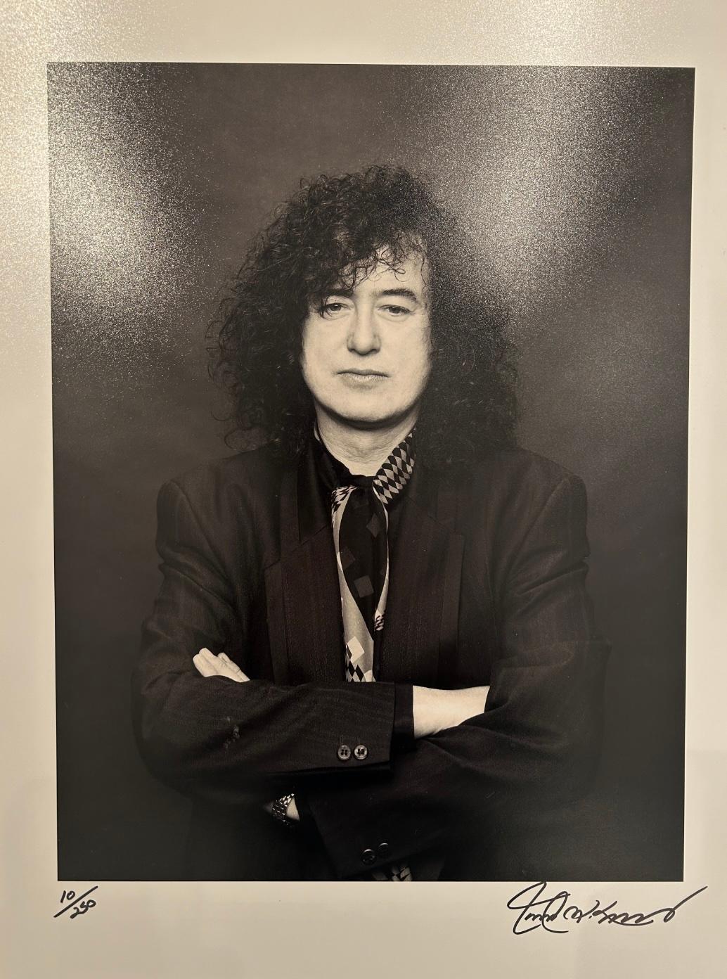 Robert Knight Black and White Photograph – Jimmy Page, Einführung in den Rock Walk, Hollywood, 1993