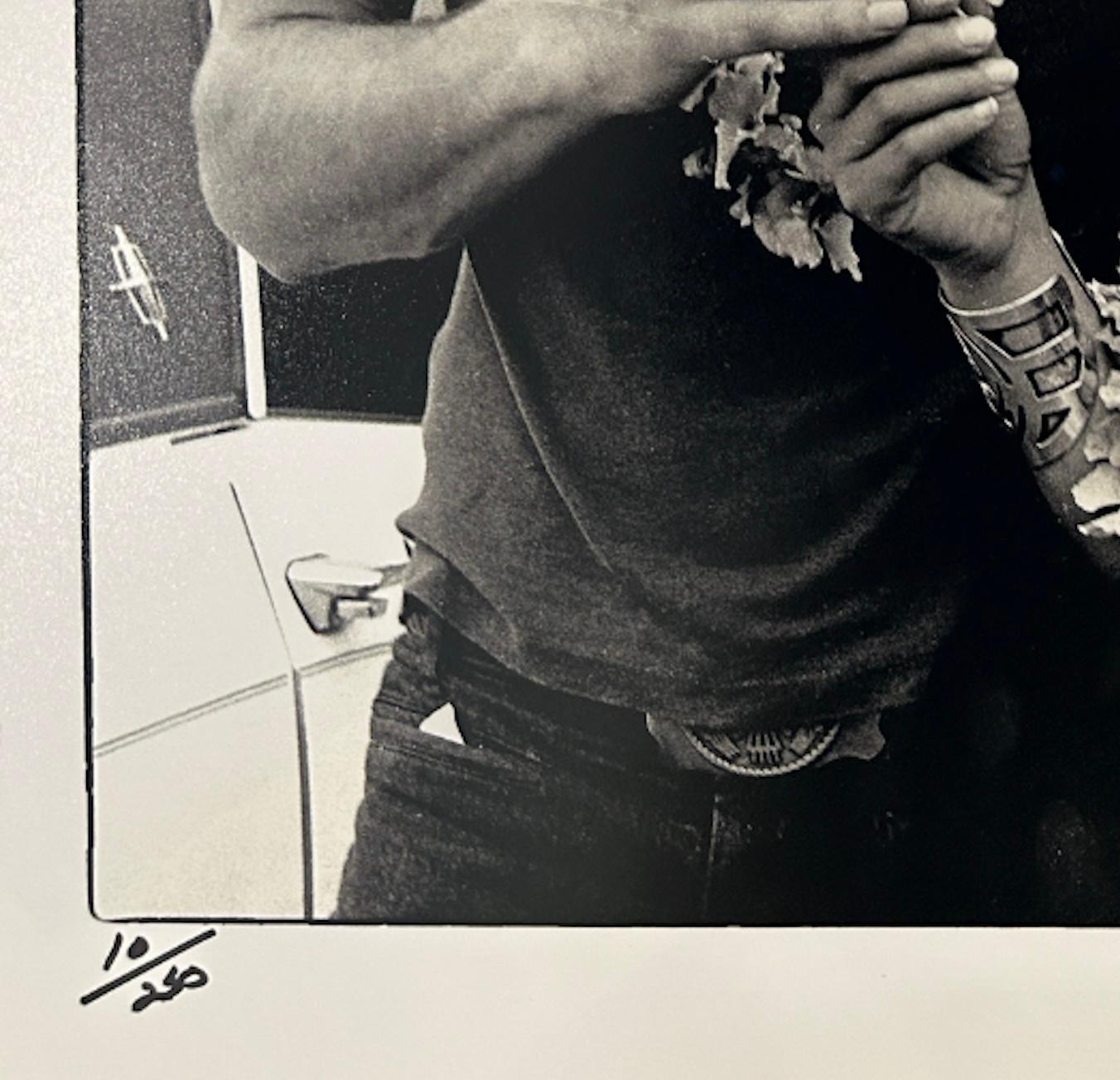Robert Plant wird geköpft, Flughafen Honolulu, 1969 (Beige), Black and White Photograph, von Robert Knight