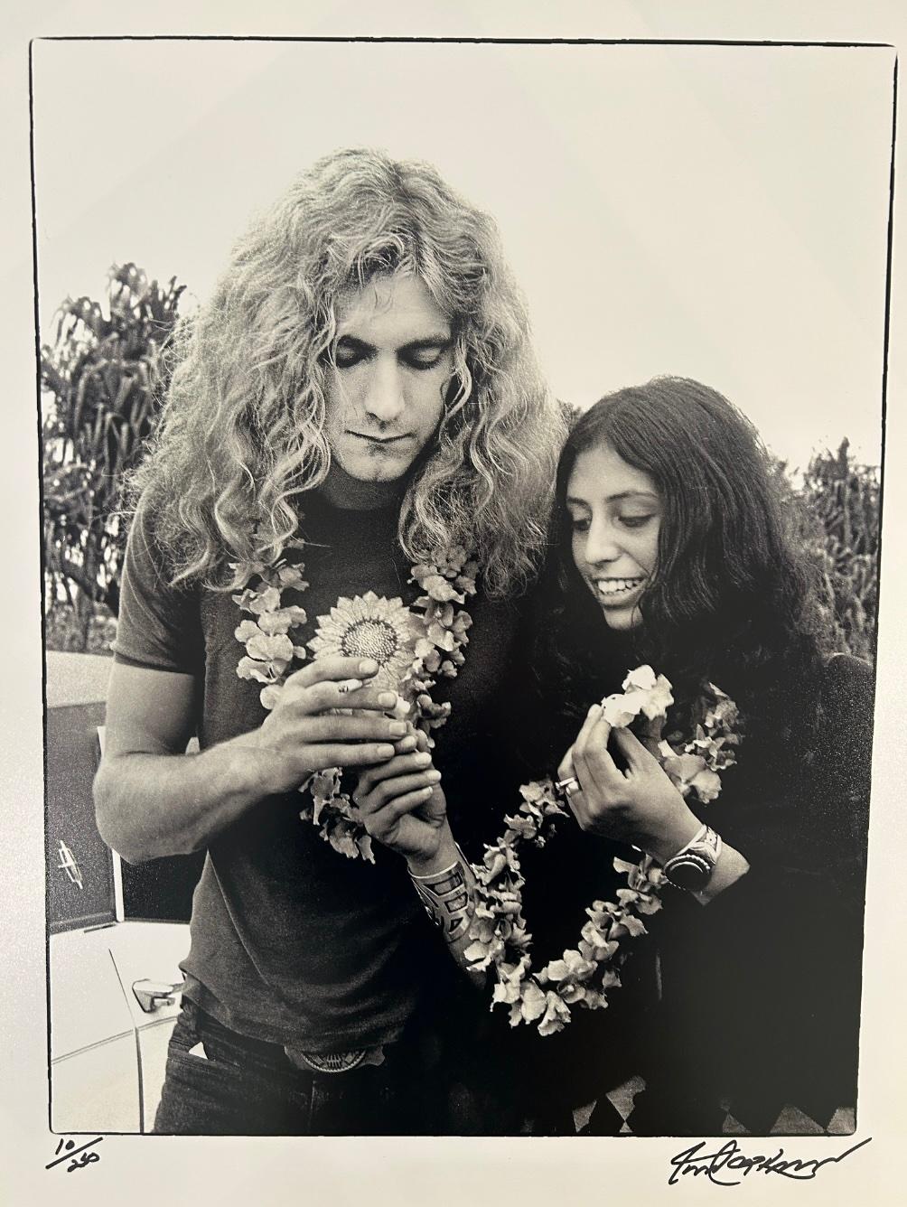 Robert Knight Black and White Photograph – Robert Plant wird geköpft, Flughafen Honolulu, 1969