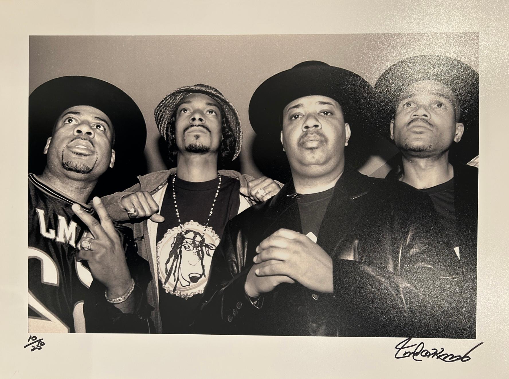 Black and White Photograph di Robert Knight - Snoop Dogg con i Run DMC