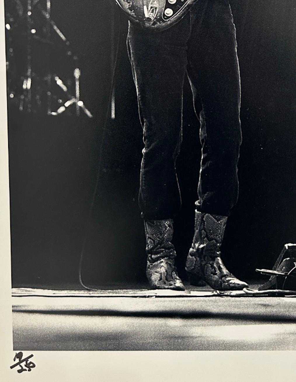 Stevie Ray Vaughan I - Black and White Photograph Nero di Robert Knight