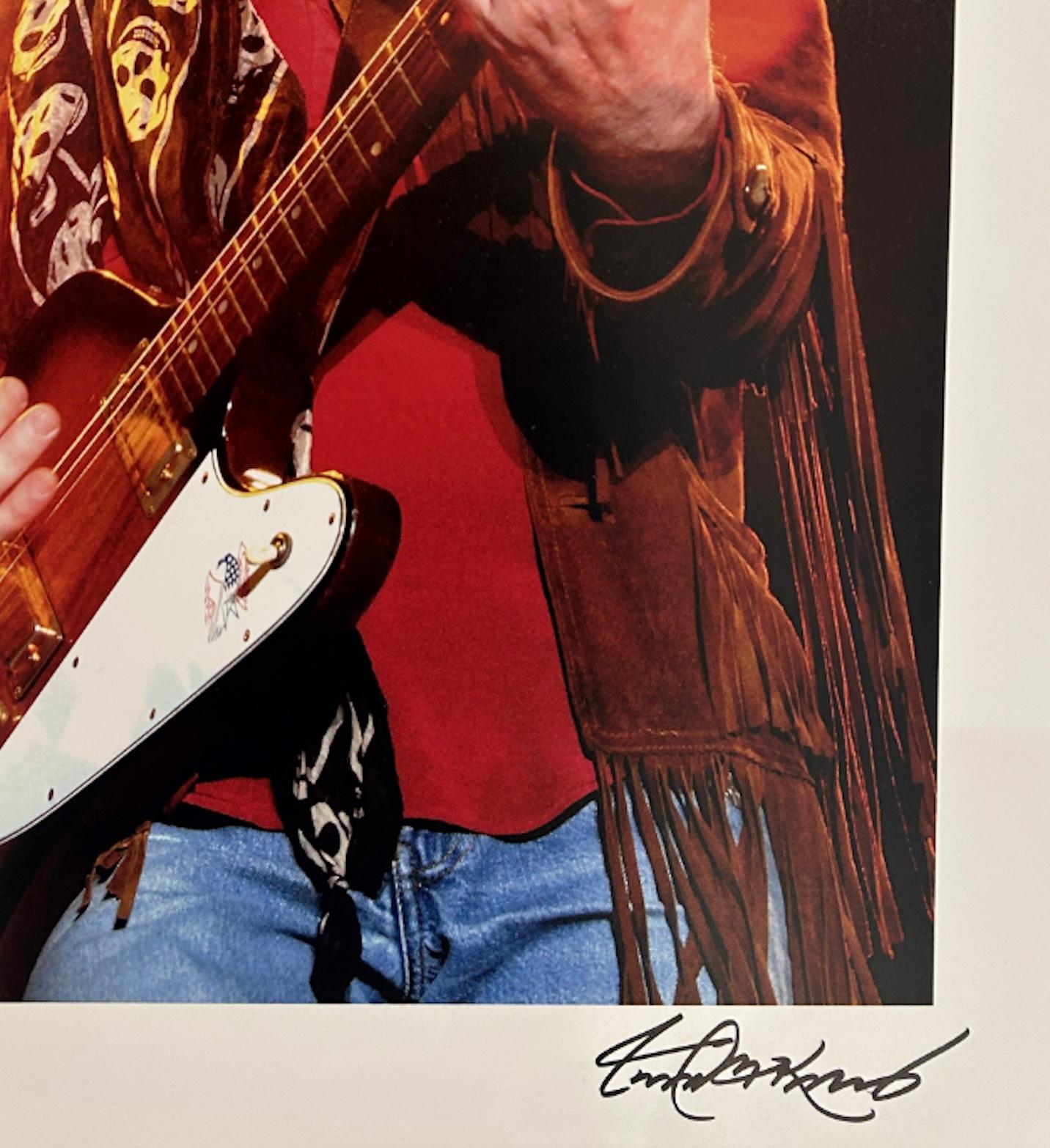 Tom Petty - Beige Black and White Photograph par Robert Knight