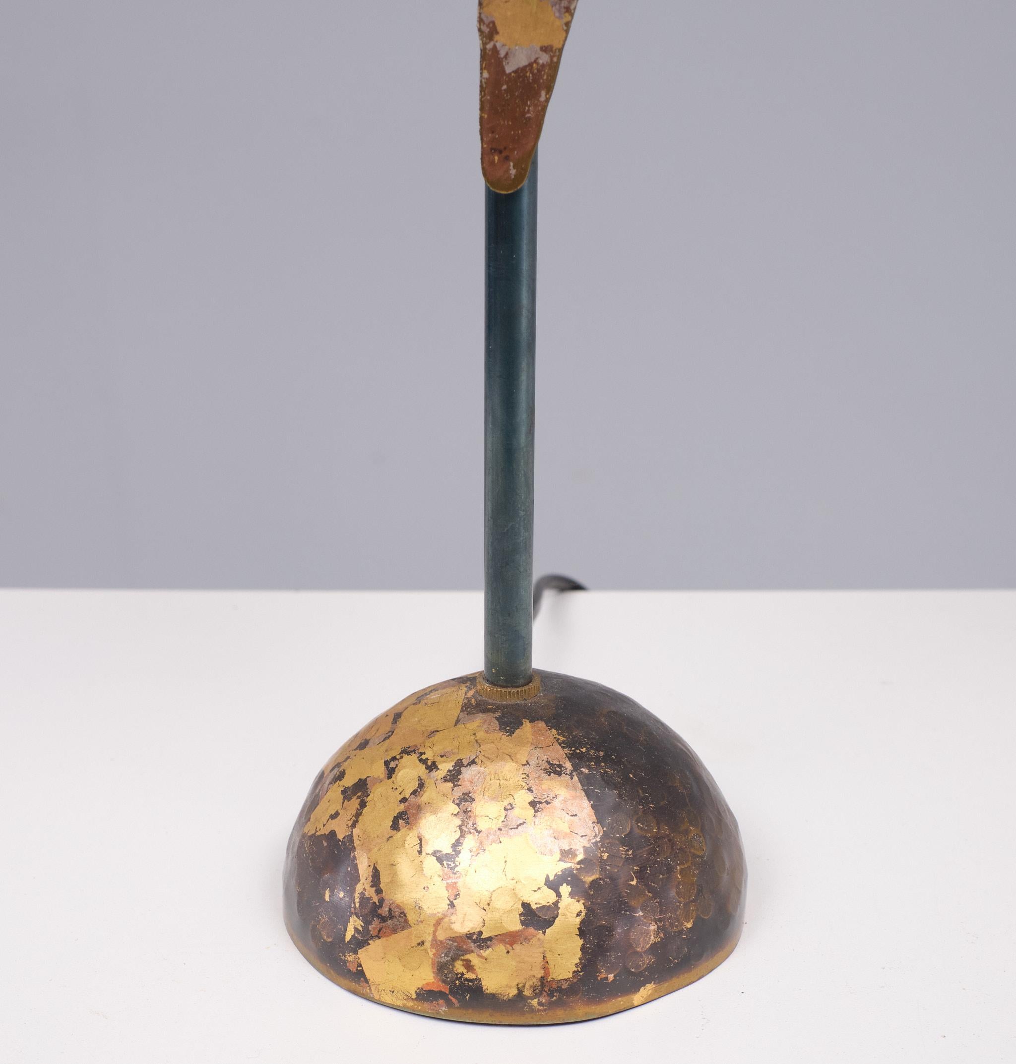 Très belle lampe de table en cuivre faite à la main par Robert Kostka France années 1980 
est livré avec ses abat-jour en bois d'origine.
Petite lampe à douille E14 nécessaire. 