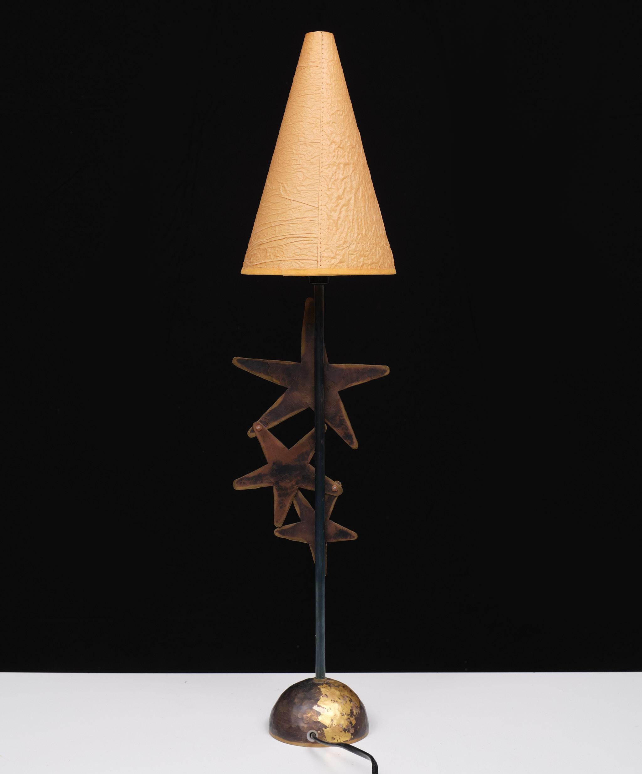 Robert Kostka, handgefertigte Tischlampe aus Messing, 1980er Jahre, Frankreich  (Kupfer) im Angebot