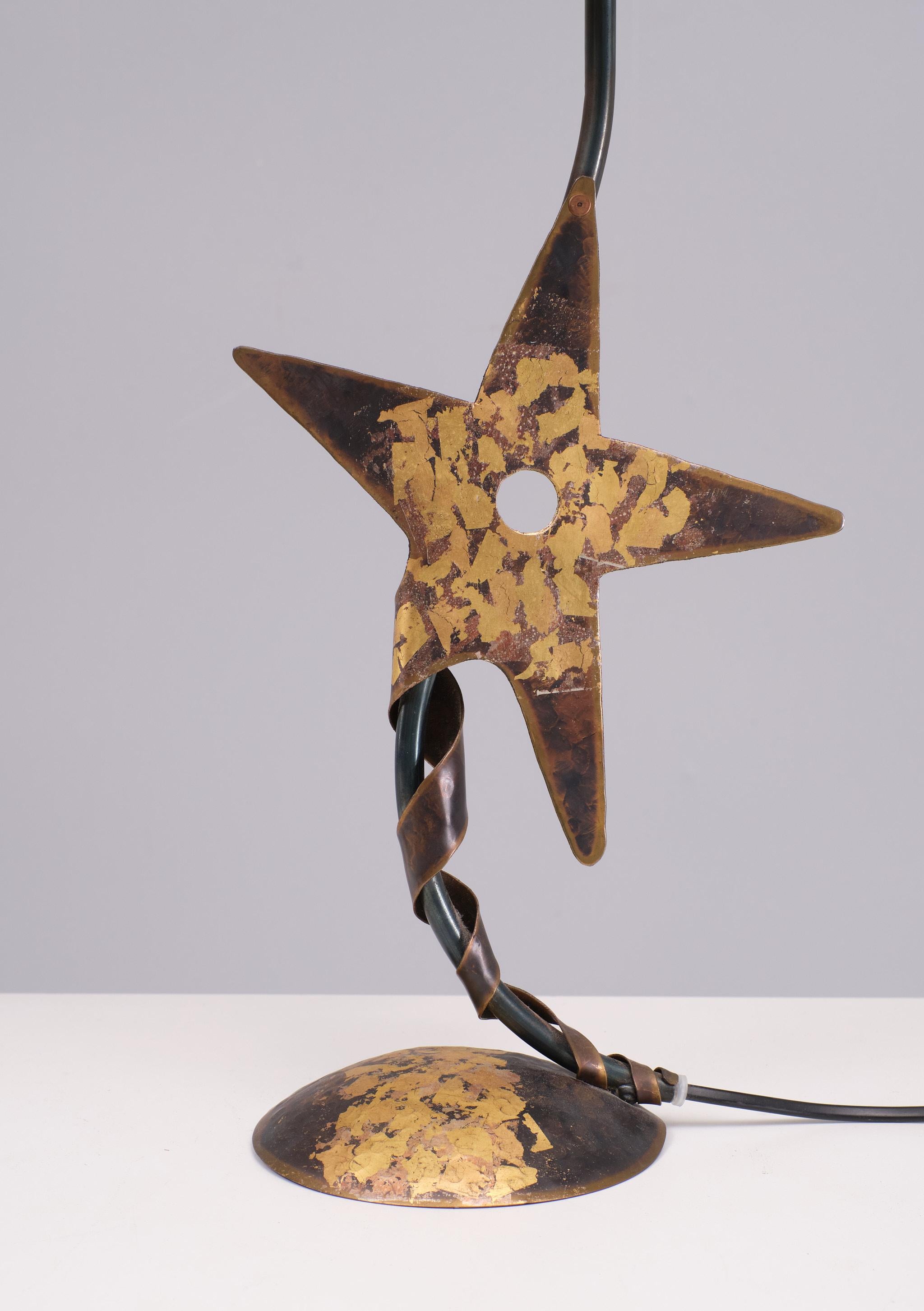 Einzigartig  Handgefertigte Kupfer-Tischlampe . Entwurf von Robert Kostka 1980er Jahre 
Frankreich, sternförmig, einer der Punten ist um die Basis herum gerafft. 
Einzigartiges Einzelstück, kommt mit seinem originalen Holzspan-Schirm. 
sehr guter