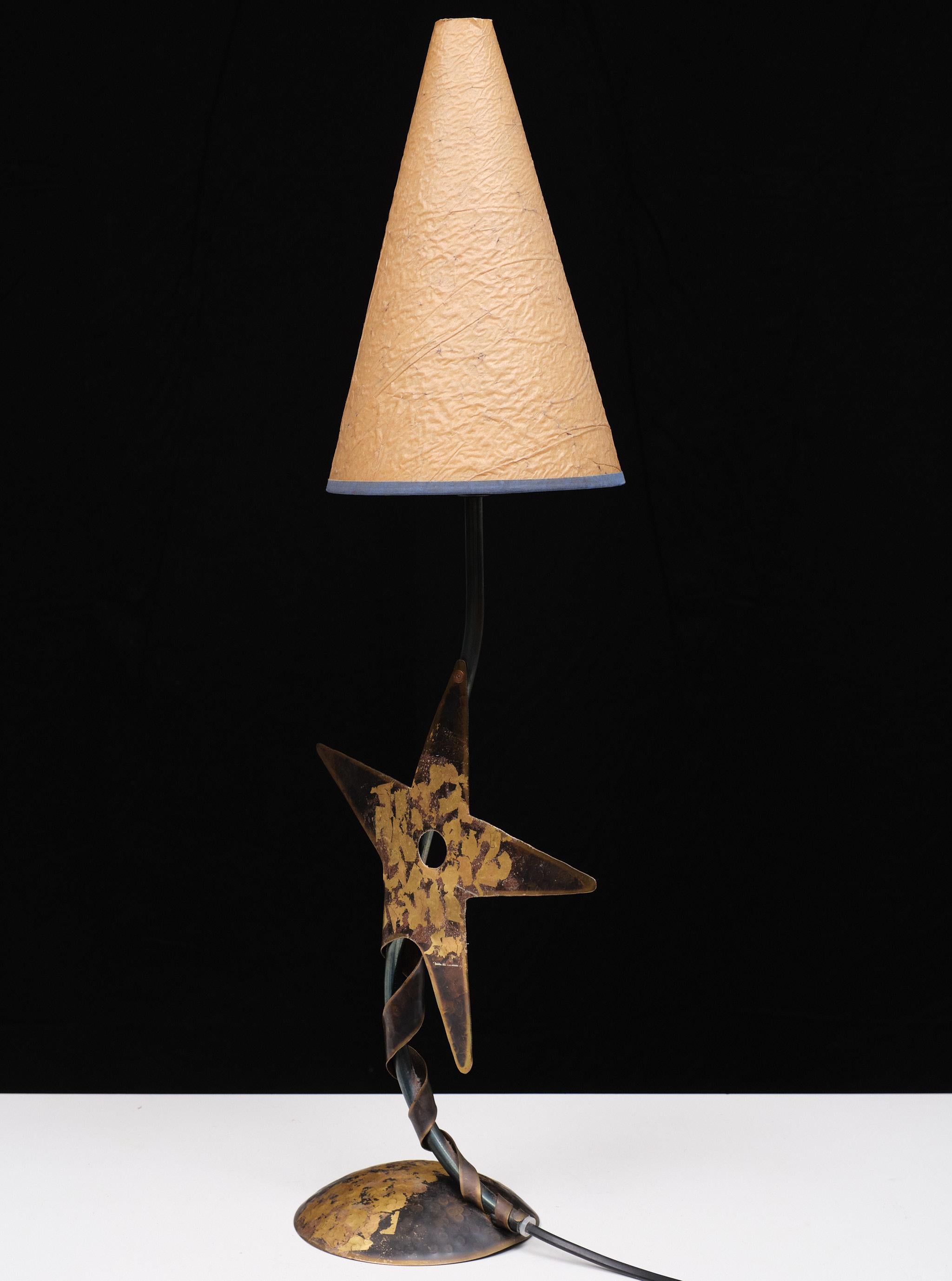 Robert  Kostka  Lámpara de mesa Star hecha a mano  Años 80 Francia  en Bueno estado para la venta en Den Haag, NL